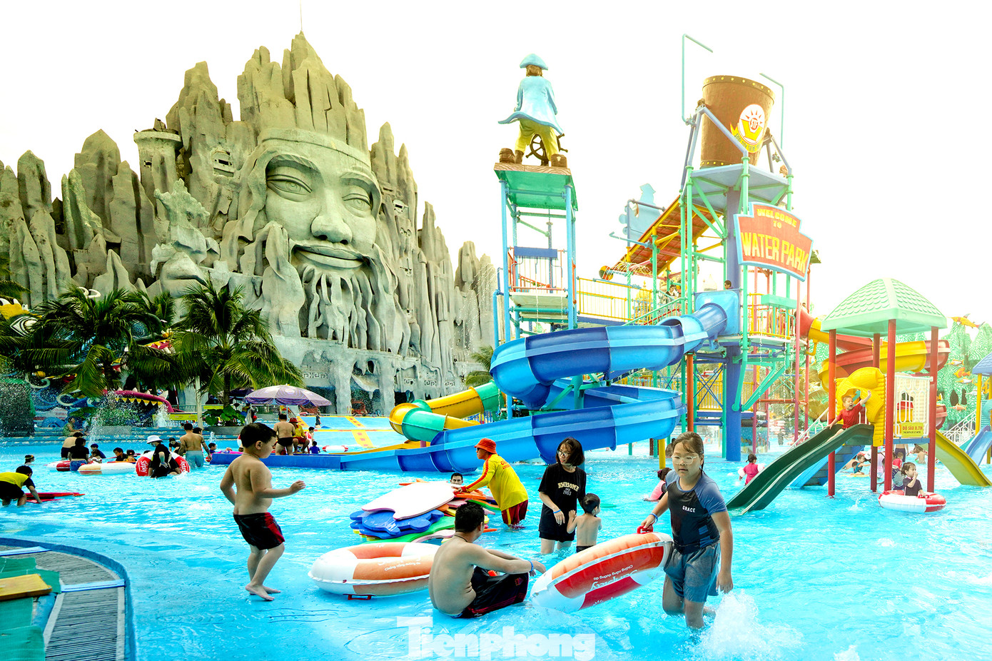 Theo bà Bùi Thị Tố Trinh - Phó Giám đốc Khu du lịch Suối Tiên, đơn vị này sẽ tặng miễn phí 2000 vé miễn phí nhân dịp 2/9. Ngoài ra, du khách còn có thể thưởng thức các chương trình giải trí hiện đại như xiếc Patin, chú hề vui nhộn biểu diễn bong bóng nghệ thuật, đại dương nhạc nước sôi động tại Biển Tiên Đồng. Tất cả đều phục vụ miễn phí, góp phần mang đến cho du khách những trải nghiệm thú vị và đáng nhớ về một kỳ nghỉ trọn vẹn đầy ý nghĩa trong dịp Lễ 2/9 khi đến KDL. Theo bà Bùi Thị Tố Trinh - Phó Giám đốc Khu du lịch Suối Tiên, đơn vị này sẽ tặng miễn phí 2000 vé miễn phí nhân dịp 2/9. Ngoài ra, du khách còn có thể thưởng thức các chương trình giải trí hiện đại như xiếc Patin, chú hề vui nhộn biểu diễn bong bóng nghệ thuật, đại dương nhạc nước sôi động tại Biển Tiên Đồng. Tất cả đều phục vụ miễn phí, góp phần mang đến cho du khách những trải nghiệm thú vị và đáng nhớ về một kỳ nghỉ trọn vẹn đầy ý nghĩa trong dịp Lễ 2/9 khi đến KDL.