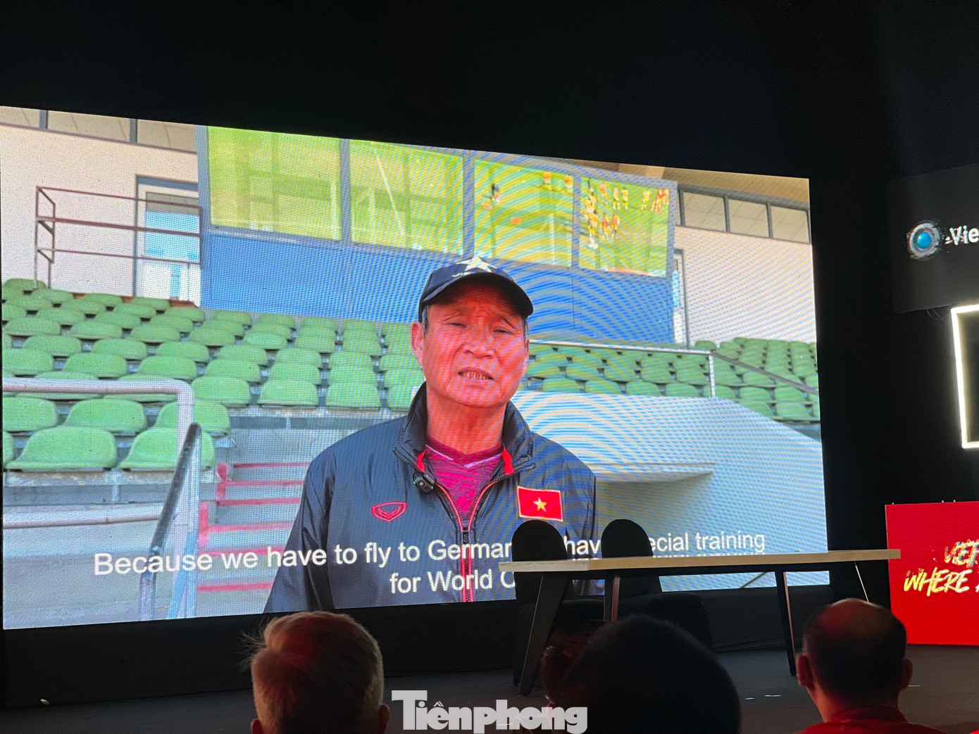 HLV Mai Đức Chung gửi lời cám ơn đến Ekip sản xuất từ nước Đức.