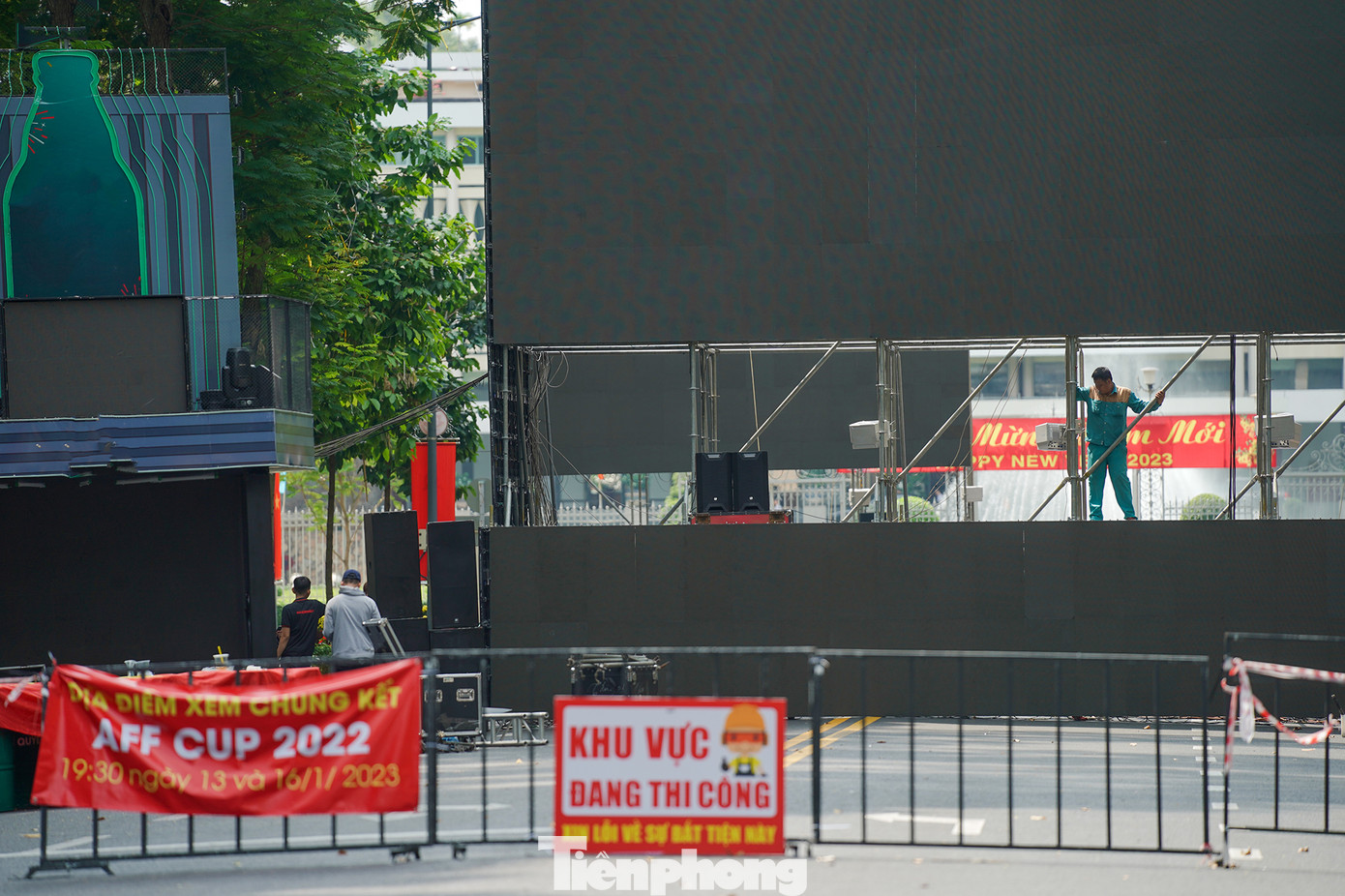 Tổng số màn hình lắp tại khu vực này là 4. Hai màn hình lớn tỉ lệ 12x7, hai màn hình nhỏ tỉ lệ 8x4,5. Tổng số màn hình lắp tại khu vực này là 4. Hai màn hình lớn tỉ lệ 12x7, hai màn hình nhỏ tỉ lệ 8x4,5.