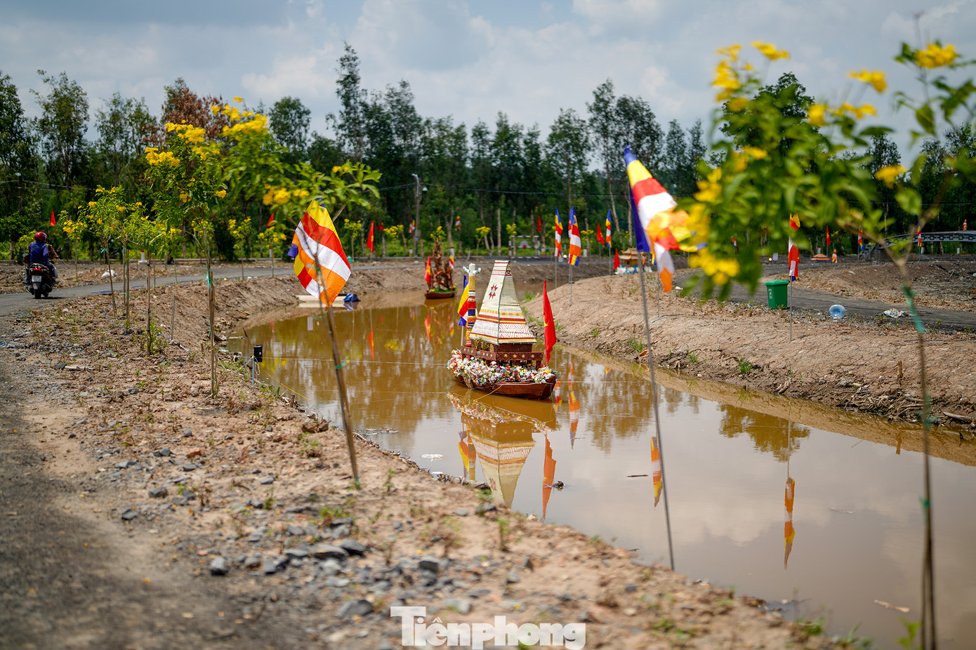 Một góc ráng chiều lãng mạn trên con đường Phật giáo.