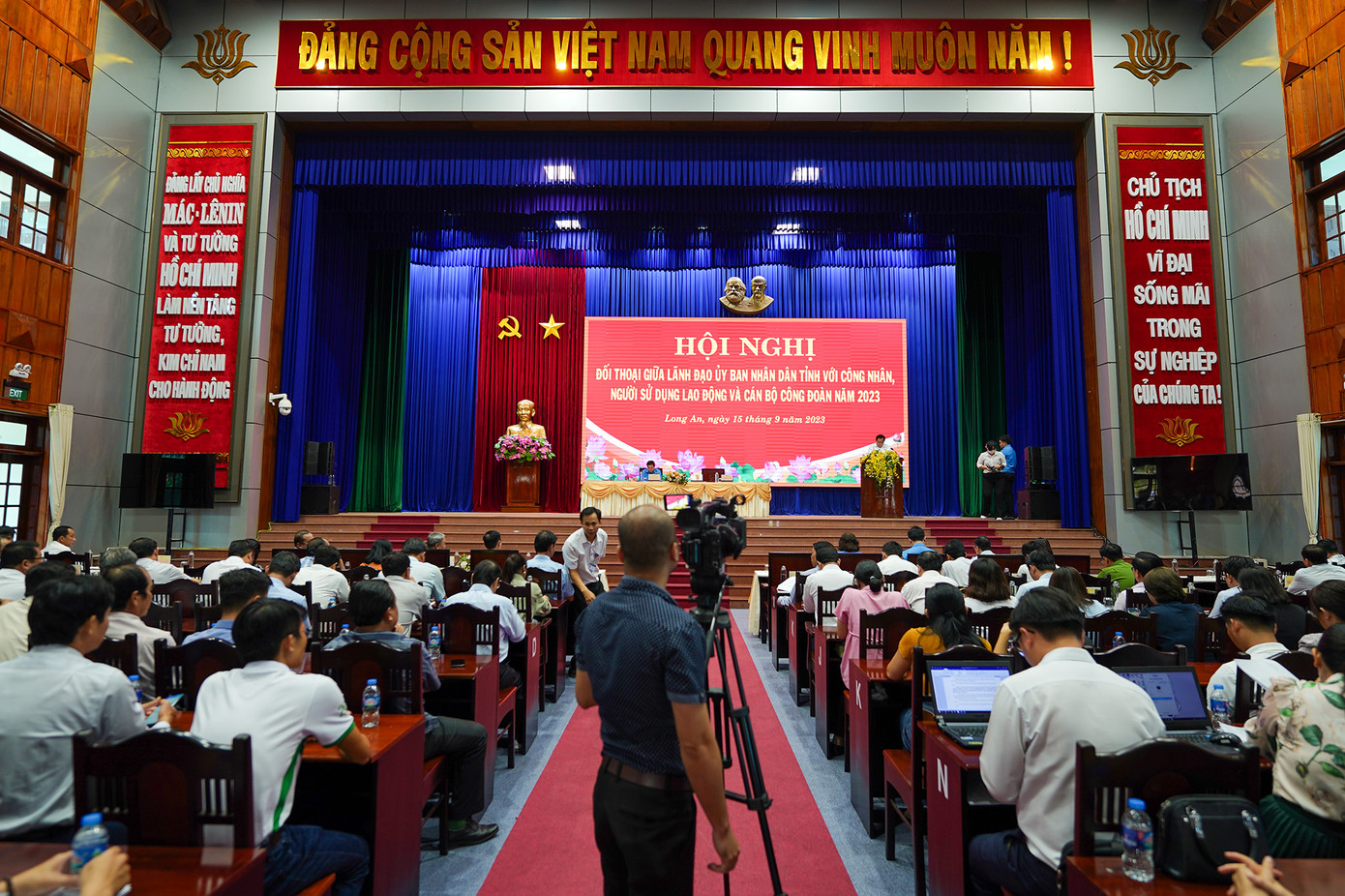 Quang cảnh buổi đối thoại. Quang cảnh buổi đối thoại.