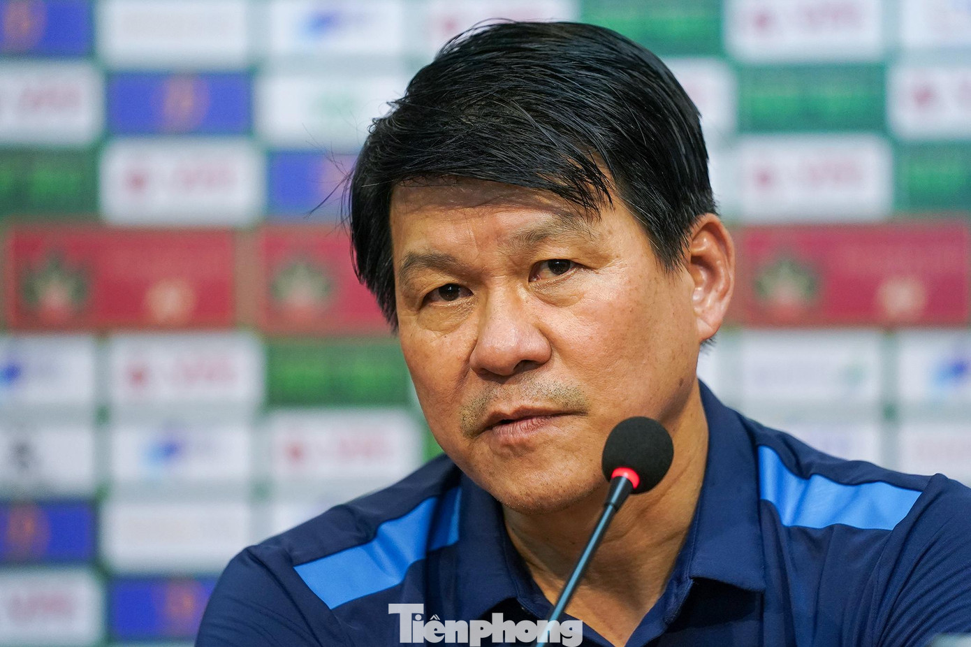 HLV Vũ Tiến Thành bị sốc sau trận thua 0-6 trước CLB Hà Nội trên sân nhà. HLV Vũ Tiến Thành bị sốc sau trận thua 0-6 trước CLB Hà Nội trên sân nhà.