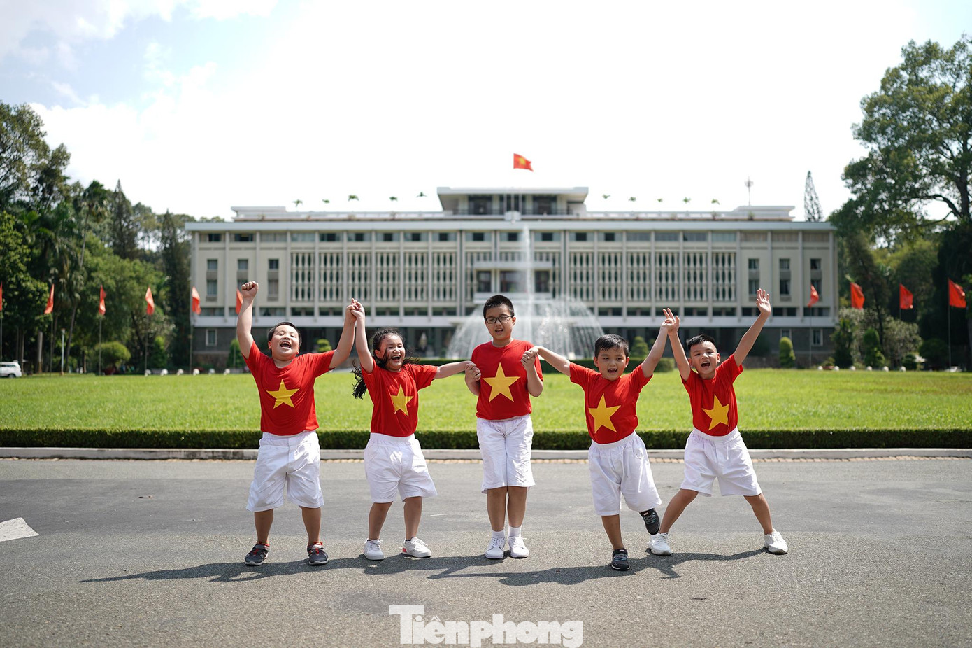 Nhiều phụ huynh cũng chuẩn bị trang phục cho con để đến những địa điểm đặc trưng của thành phố chụp ảnh lưu niệm. "Mình dẫn các bé đến hội trường Thống Nhất giải thích cho các bé hiểu trước kia nơi đây là điểm đến của bộ đội giải phóng. Cờ đỏ sao vàng tung bay trên nóc đánh dấu hai miền Nam Bắc thống nhất. Hội trường Thống Nhất trước kia có tên khác là dinh Độc Lập", chị Thanh Diễm, ngụ quận 1 chia sẻ.