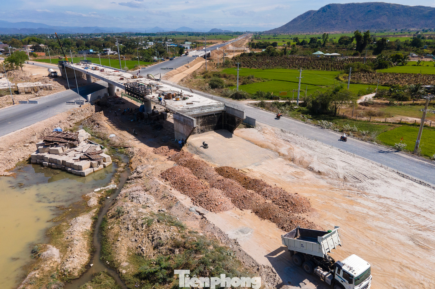 Tuy nhiên, cao tốc Vĩnh Hảo - Phan Thiết đang gặp nhiều khó khăn về đất đắp nền.