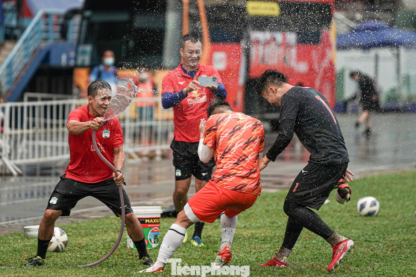 Trong phong tục Thái Lan, Tết Songkran (té nước) bắt đầu từ ngày 13/4 đến 15/4 hàng năm. HLV Kiatisuk cùng trợ lý huấn luyện viên Bundit Thiabthong dù không thể về nước mừng Songkran cùng gia đình nhưng ông cũng đã có một lễ hội vui vẻ cùng các học trò HAGL diễn ra tại TPHCM.