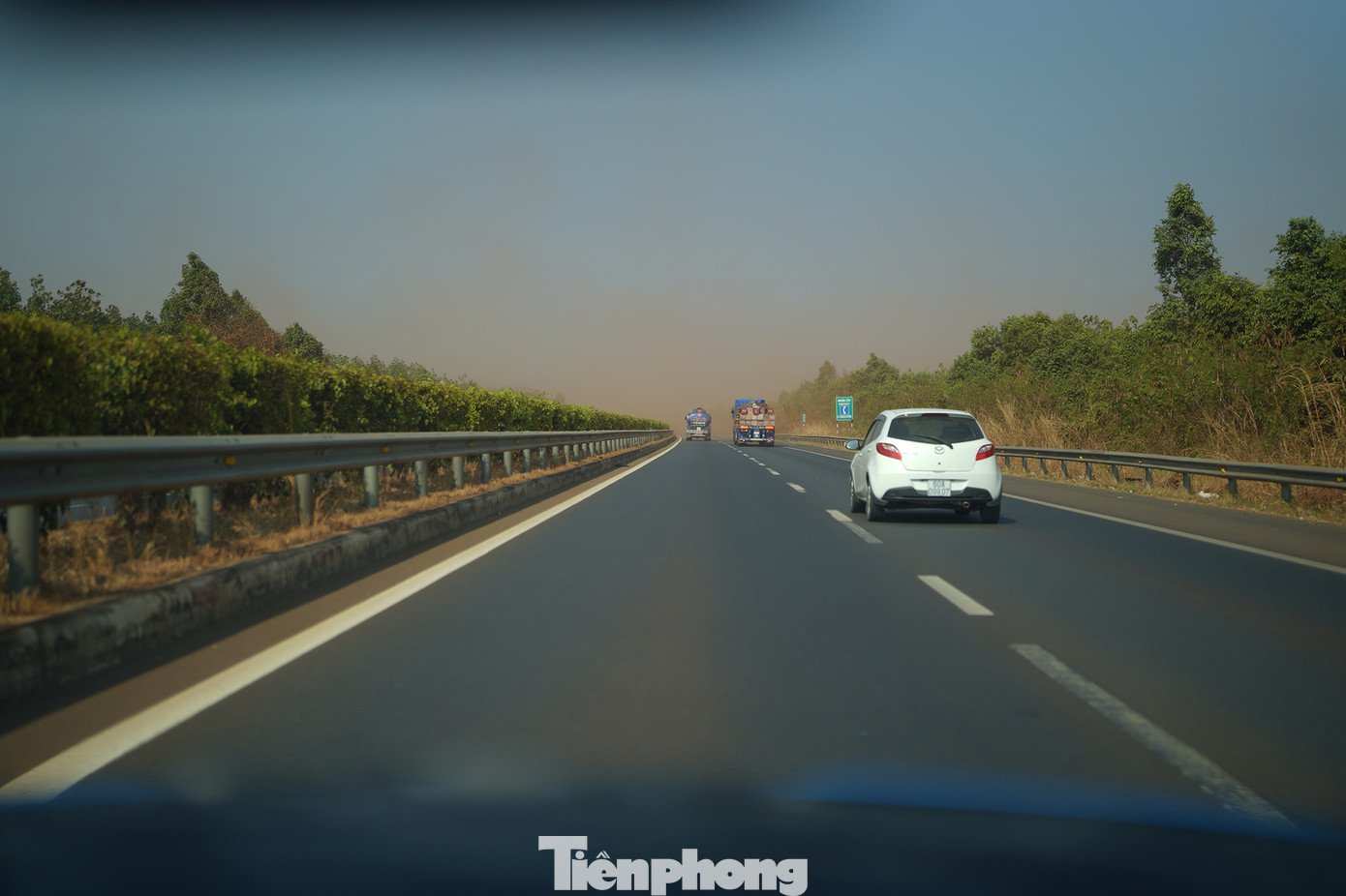 Nhận thấy cơn lốc mang theo lượng bụi lớn từ công trường sân bay Long Thành, tài xế xử lý cho xe giảm tốc từ 100 km/h, xuống còn khoảng 60 km/h.