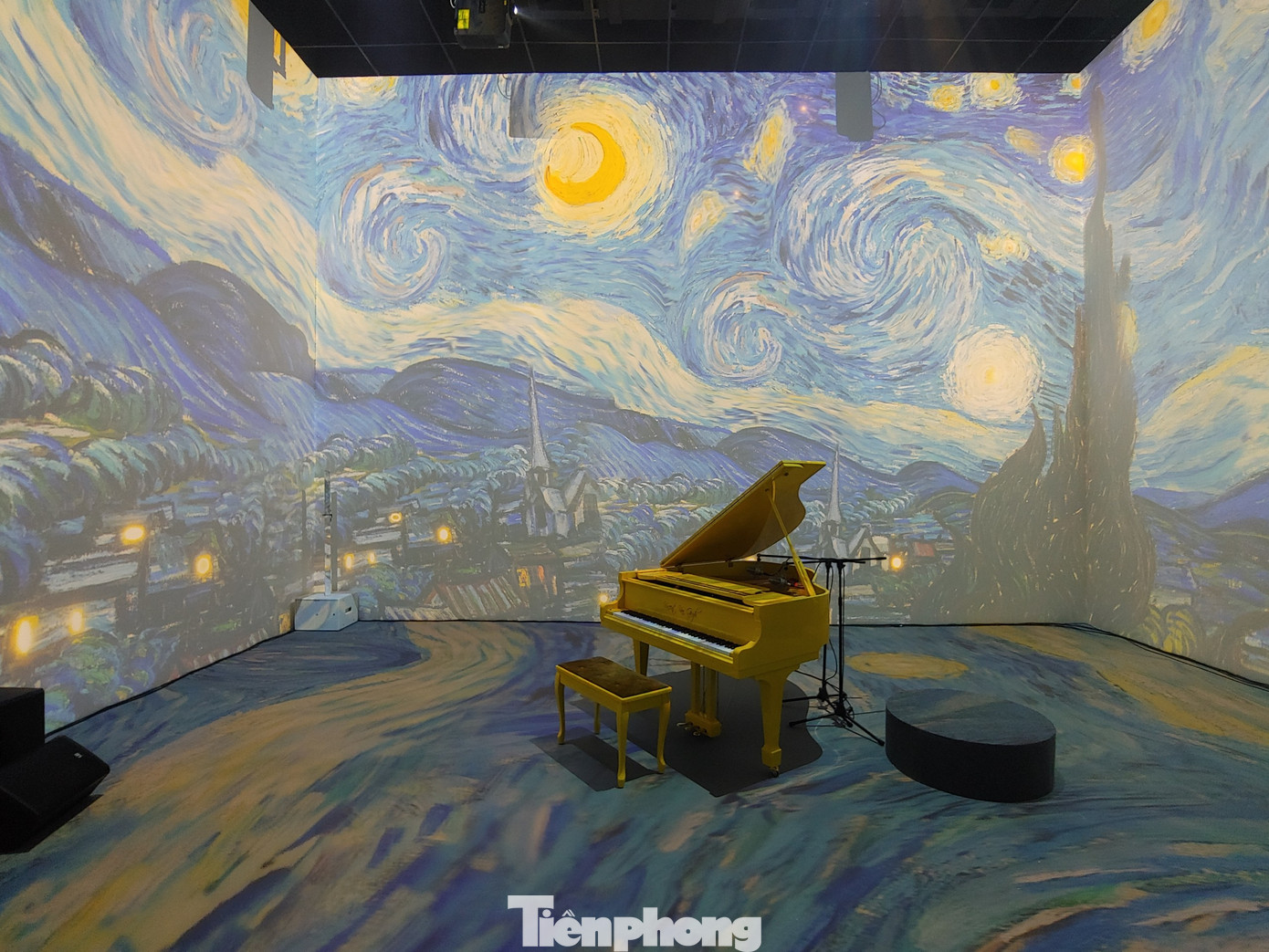 Các tác phẩm họa sĩ thiên tài Vincent Van Gogh được thể hiện thông qua màn chiếu kỹ thuật số, công nghệ thực tế ảo, 3D mapping cùng âm nhạc kinh điển và khách tham quan được tương tác thực tế.