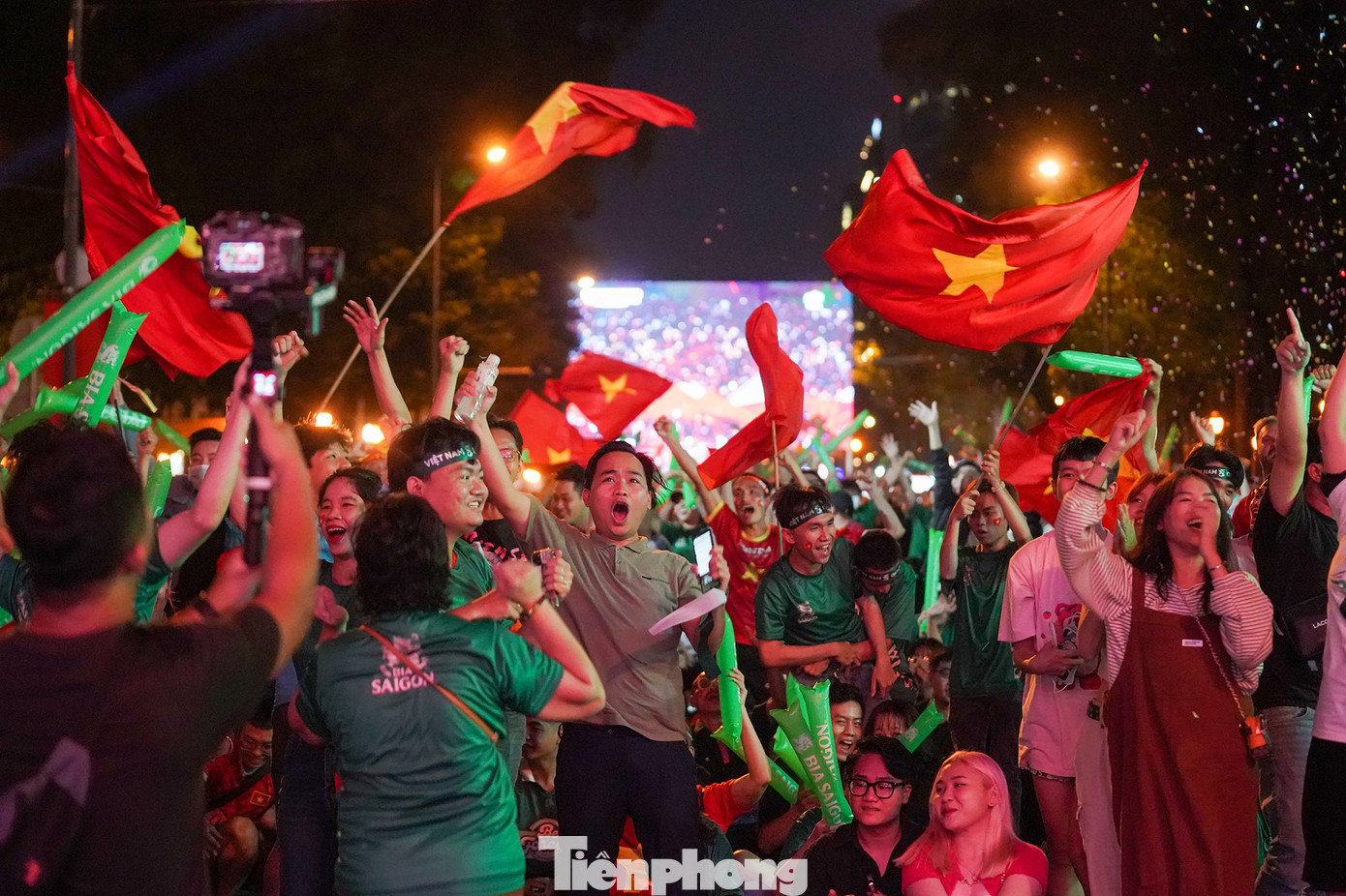 Phút 24, người hâm mộ vỡ oà khi đội tuyển Việt Nam mở tỷ số. Tiến Linh có pha cắt mặt hàng phòng ngự Thái Lan và tung ra cú dứt điểm bằng đầu chính xác. Cũng cần dành lời khen cho đường chuyền của trung vệ Quế Ngọc Hải. Phút 24, người hâm mộ vỡ oà khi đội tuyển Việt Nam mở tỷ số. Tiến Linh có pha cắt mặt hàng phòng ngự Thái Lan và tung ra cú dứt điểm bằng đầu chính xác. Cũng cần dành lời khen cho đường chuyền của trung vệ Quế Ngọc Hải.