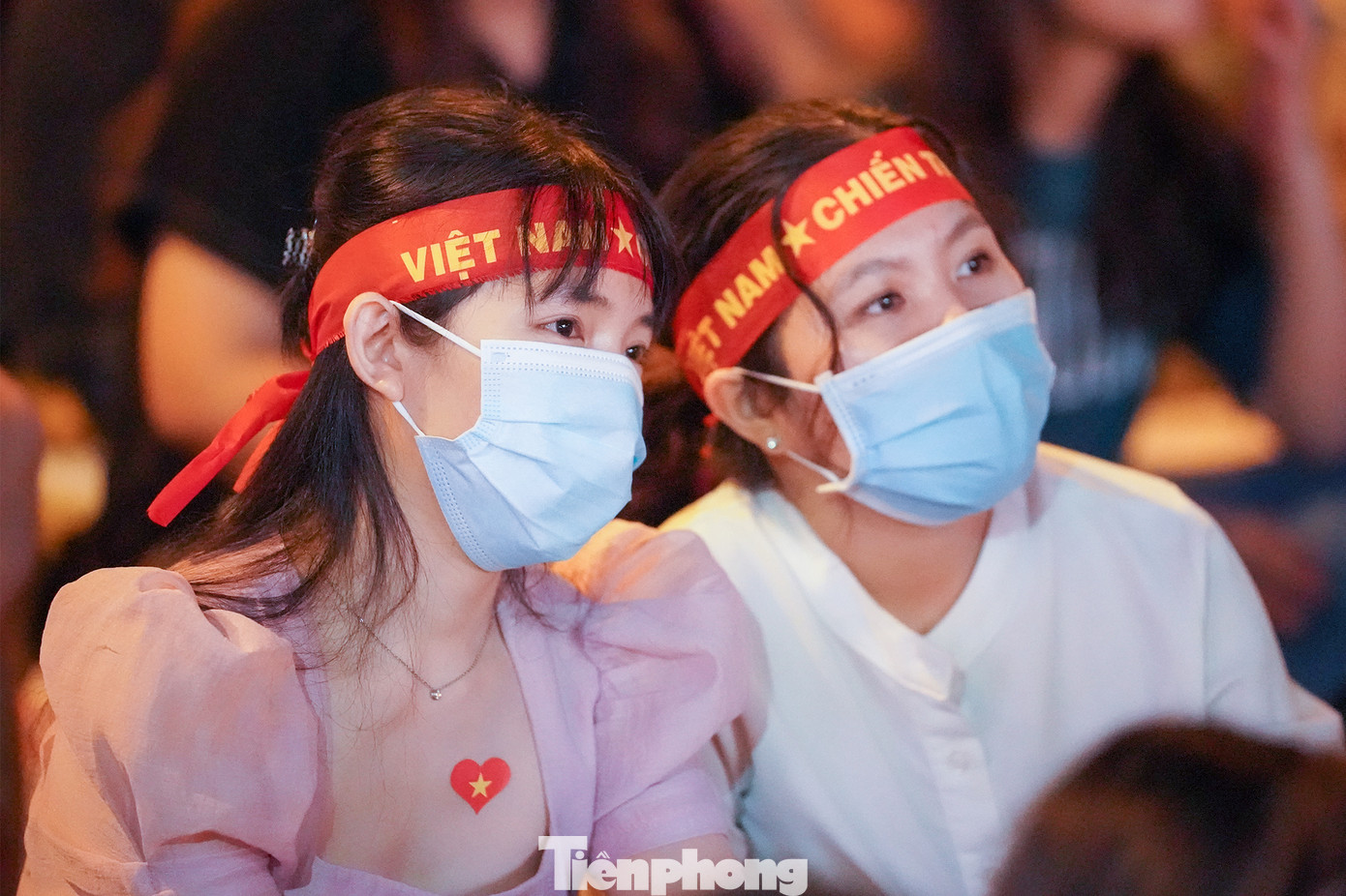 Những phút cuối trận, người hâm mộ khá lo lắng khi thời gian càng lúc không ủng hộ đội tuyển. Những phút cuối trận, người hâm mộ khá lo lắng khi thời gian càng lúc không ủng hộ đội tuyển.