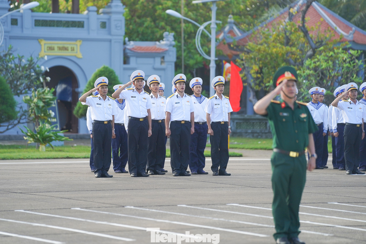 Mở đầu buổi duyệt binh là nghi thức chào cờ.