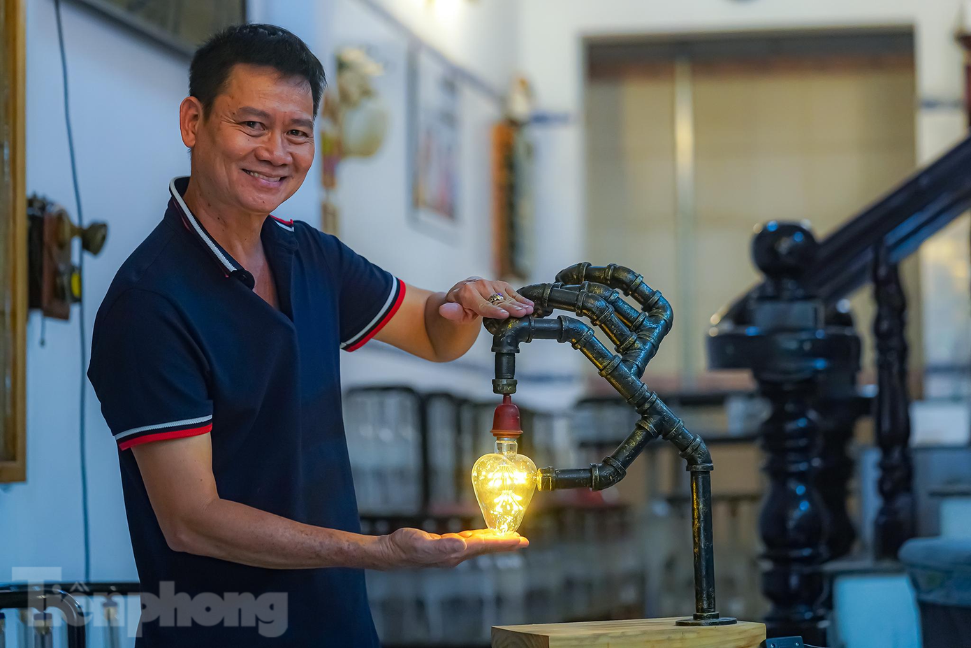 Mỗi chiếc ông chế tác trong vòng hai ngày. Như những chiếc đèn từ ống nước sắt mang tên “Một chút thôi” được ông Bình lấy ý tưởng từ những nghĩa cử cao đẹp, giúp đỡ lẫn nhau của người với người trong đại dịch…