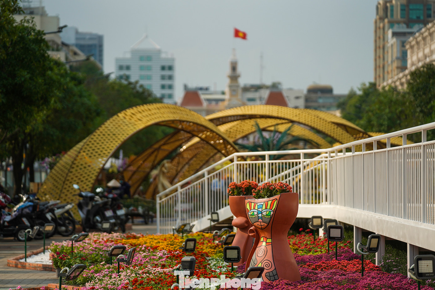 Mây tre trở thành vật liệu chủ đạo trong trang trí phối hợp cùng sắt, nguyên vật liệu không thể thiếu trong việc tạo kết cấu, tạo khung sườn, phân thành đa tầng cao độ, trải dài hơn 600 m toàn trục Đường hoa Nguyễn Huệ Tết 2023. Nhiều năm nay, việc tăng cường sử dụng các chất liệu thân thiện môi trường đã trở thành một trong các tiêu chí bắt buộc trong thiết kế và xây dựng Đường hoa Nguyễn Huệ.