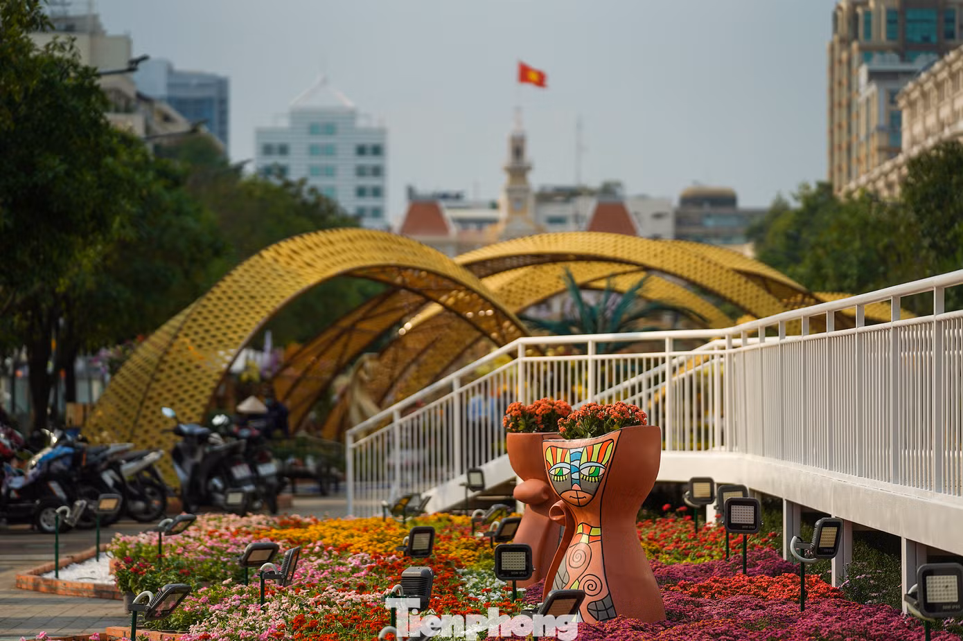 Mây tre trở thành vật liệu chủ đạo trong trang trí phối hợp cùng sắt, nguyên vật liệu không thể thiếu trong việc tạo kết cấu, tạo khung sườn, phân thành đa tầng cao độ, trải dài hơn 600 m toàn trục Đường hoa Nguyễn Huệ Tết 2023. Nhiều năm nay, việc tăng cường sử dụng các chất liệu thân thiện môi trường đã trở thành một trong các tiêu chí bắt buộc trong thiết kế và xây dựng Đường hoa Nguyễn Huệ.
