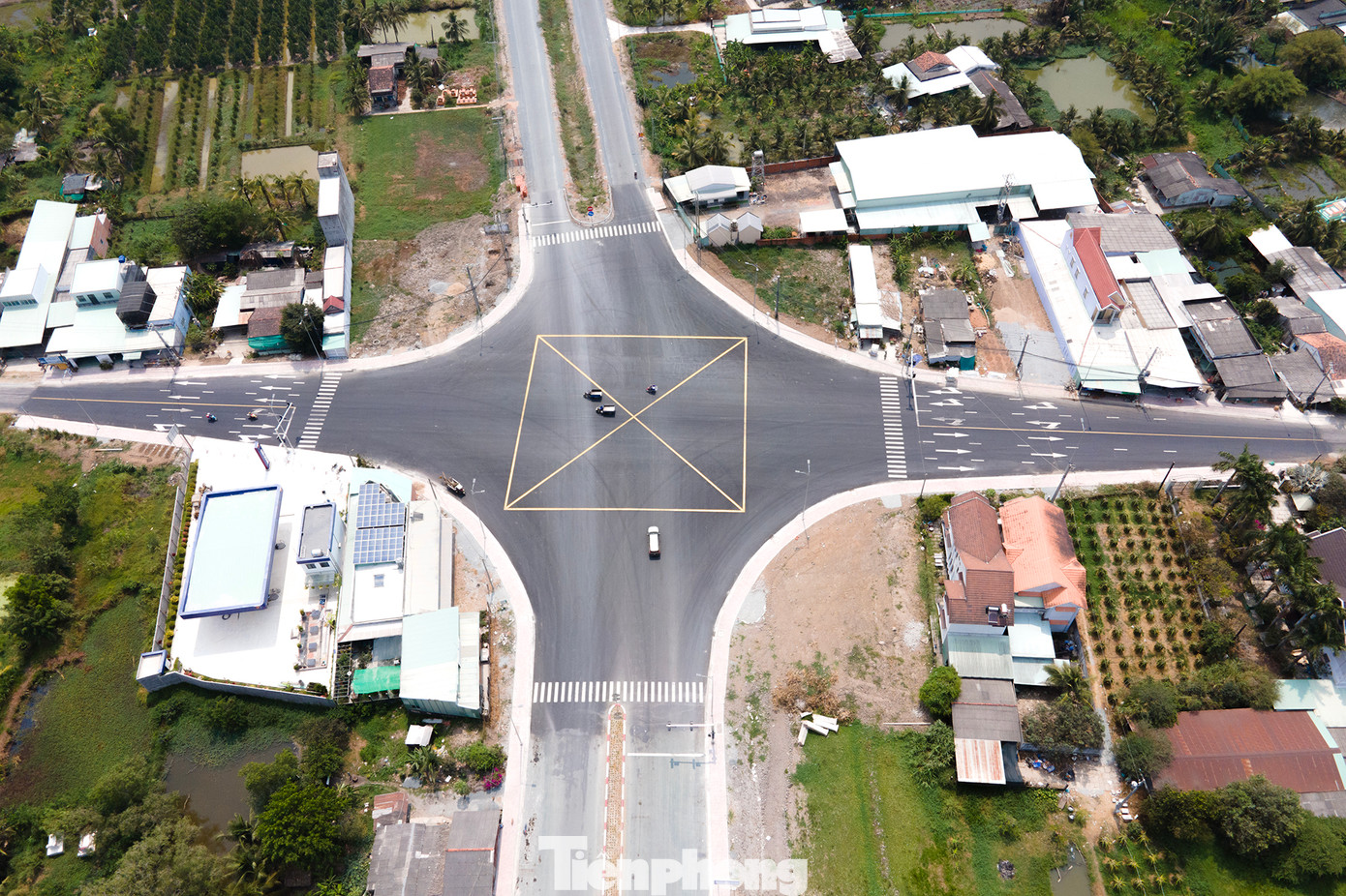 Nút giao gần cầu Bảo Định vừa được đánh dấu bằng vạch kẻ đường. Đường Vành đai TP Tân An dài gần 23 km, có điểm đầu giao với ngã tư Mỹ Phú (huyện Thủ Thừa) và điểm cuối giao Quốc lộ 1 tại phường 5 (TP Tân An). Dự án gồm 9 gói thầu, khởi công vào năm 2019. Ban đầu, công trình có tổng vốn đầu tư gần 1.000 tỷ đồng, sau đó được điều chỉnh tăng lên hơn 1.500 tỷ đồng.