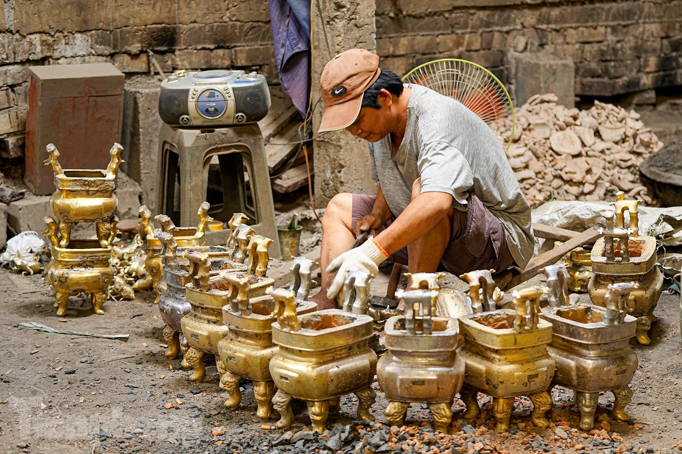 Nói đến nghề đúc lư đồng An Hội (nay là phường 12, quận Gò Vấp), người ta không còn xa lạ với tên những nghệ nhân như Hai Thắng, Út Kiển, Năm Toàn, Ba Cồ, Sáu Bảnh. Đó cũng chính là tên 5 cơ sở đúc lư đồng truyền thống còn đỏ lửa tính đến thời điểm trước dịch COVID-19 bùng phát. Trong nhóm hộ làm lư đó, gia đình ông Hai Thắng, Sáu Bảnh và Út Kiển là anh em ruột, những người còn lại đều là bà con họ hàng. Nói đến nghề đúc lư đồng An Hội (nay là phường 12, quận Gò Vấp), người ta không còn xa lạ với tên những nghệ nhân như Hai Thắng, Út Kiển, Năm Toàn, Ba Cồ, Sáu Bảnh. Đó cũng chính là tên 5 cơ sở đúc lư đồng truyền thống còn đỏ lửa tính đến thời điểm trước dịch COVID-19 bùng phát. Trong nhóm hộ làm lư đó, gia đình ông Hai Thắng, Sáu Bảnh và Út Kiển là anh em ruột, những người còn lại đều là bà con họ hàng.