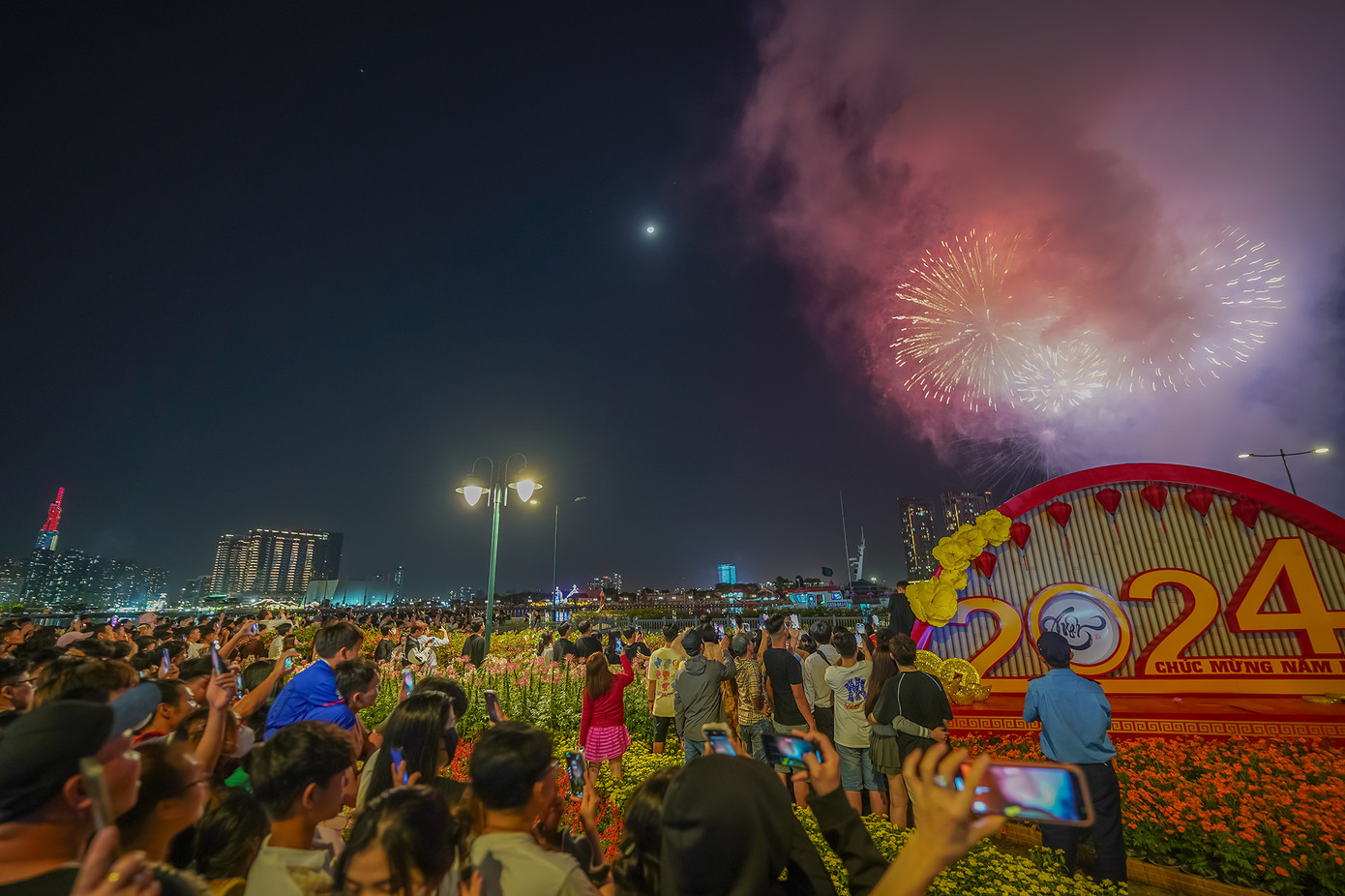 Đúng 0h, pháo hoa chào năm 2024 rực sáng bầu trời TPHCM.