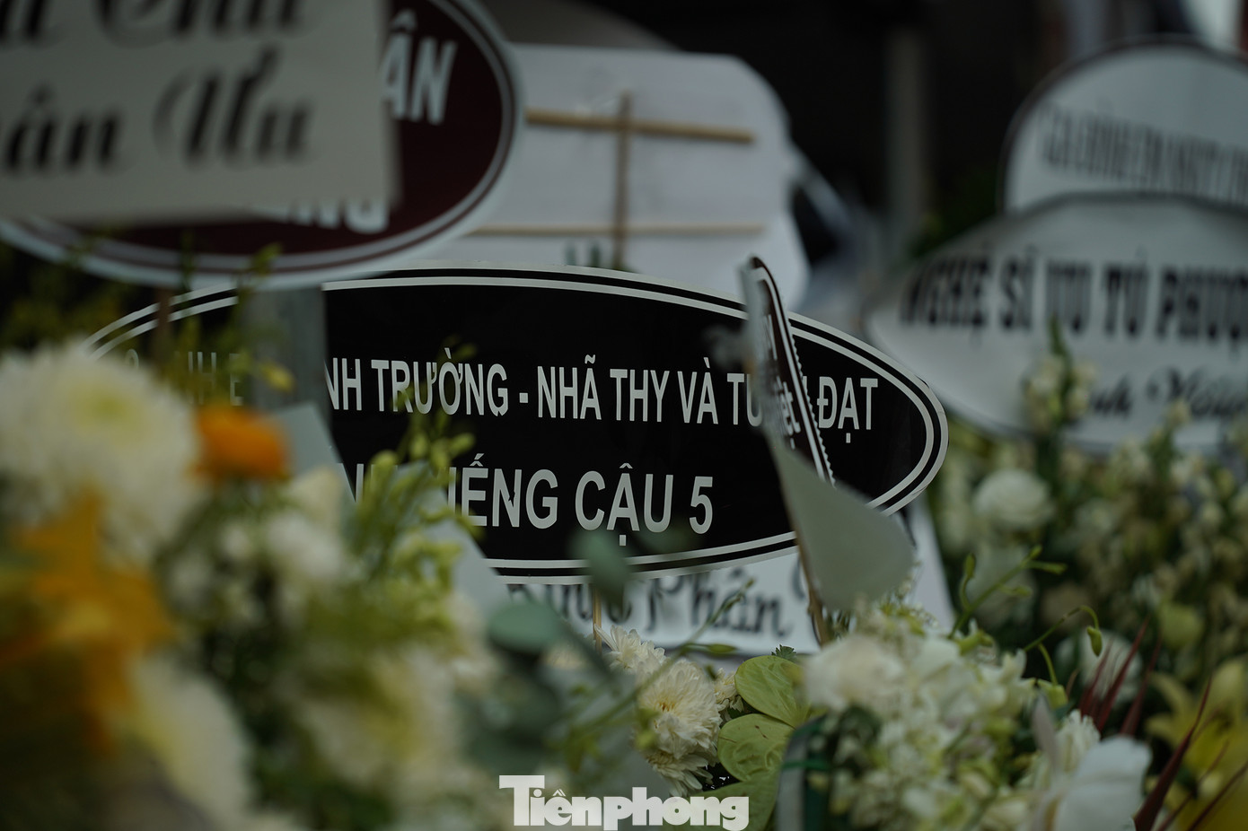 Vòng hoa của cặp đôi tài năng sân khấu cải lương.