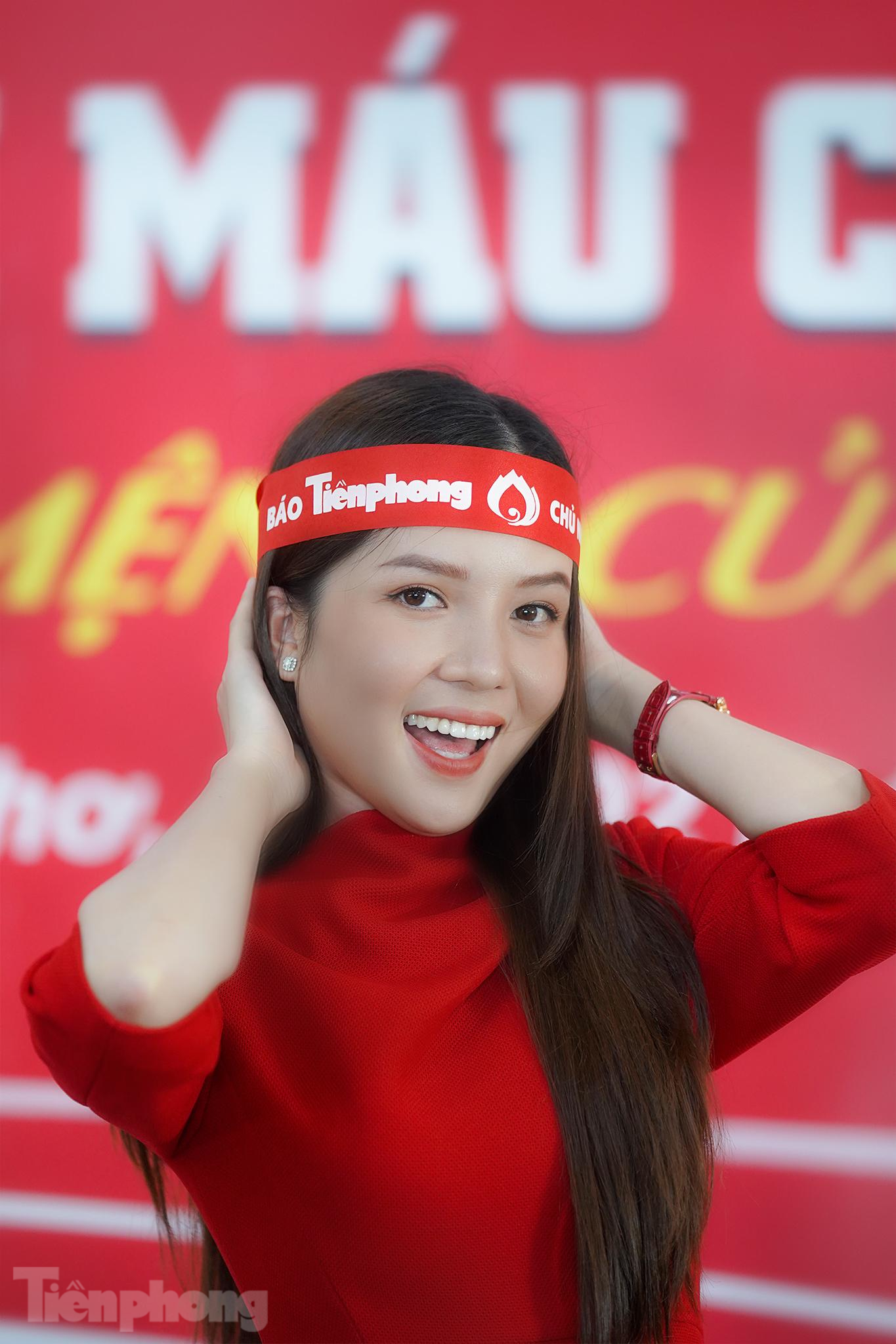 Hoa khôi Huỳnh Thuý Vi tươi tắn với băng đô chương trình.