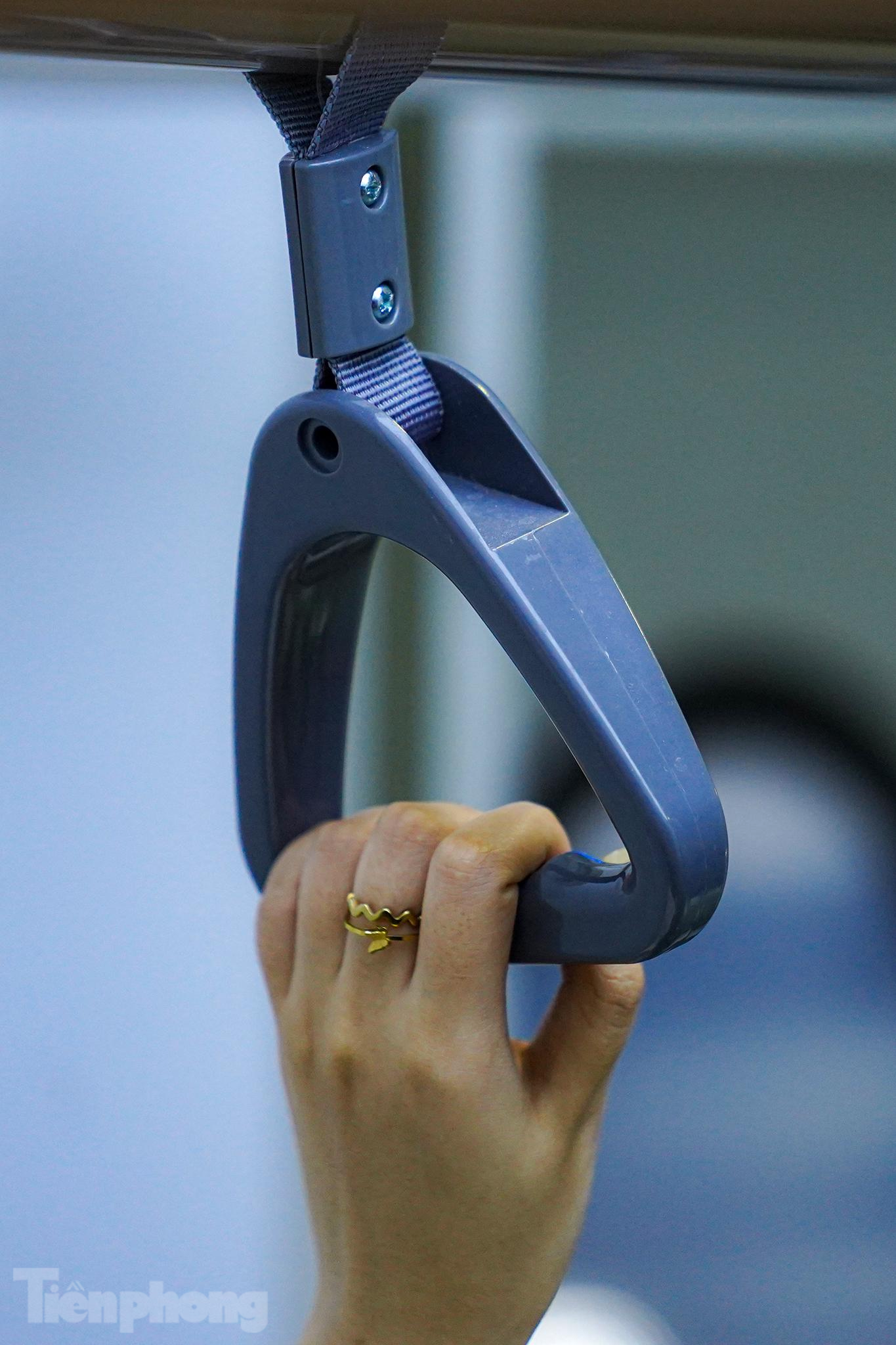 Các chi tiết chính của một toa tàu điện ngầm được dựng nguyên bản từ linh kiện thật.