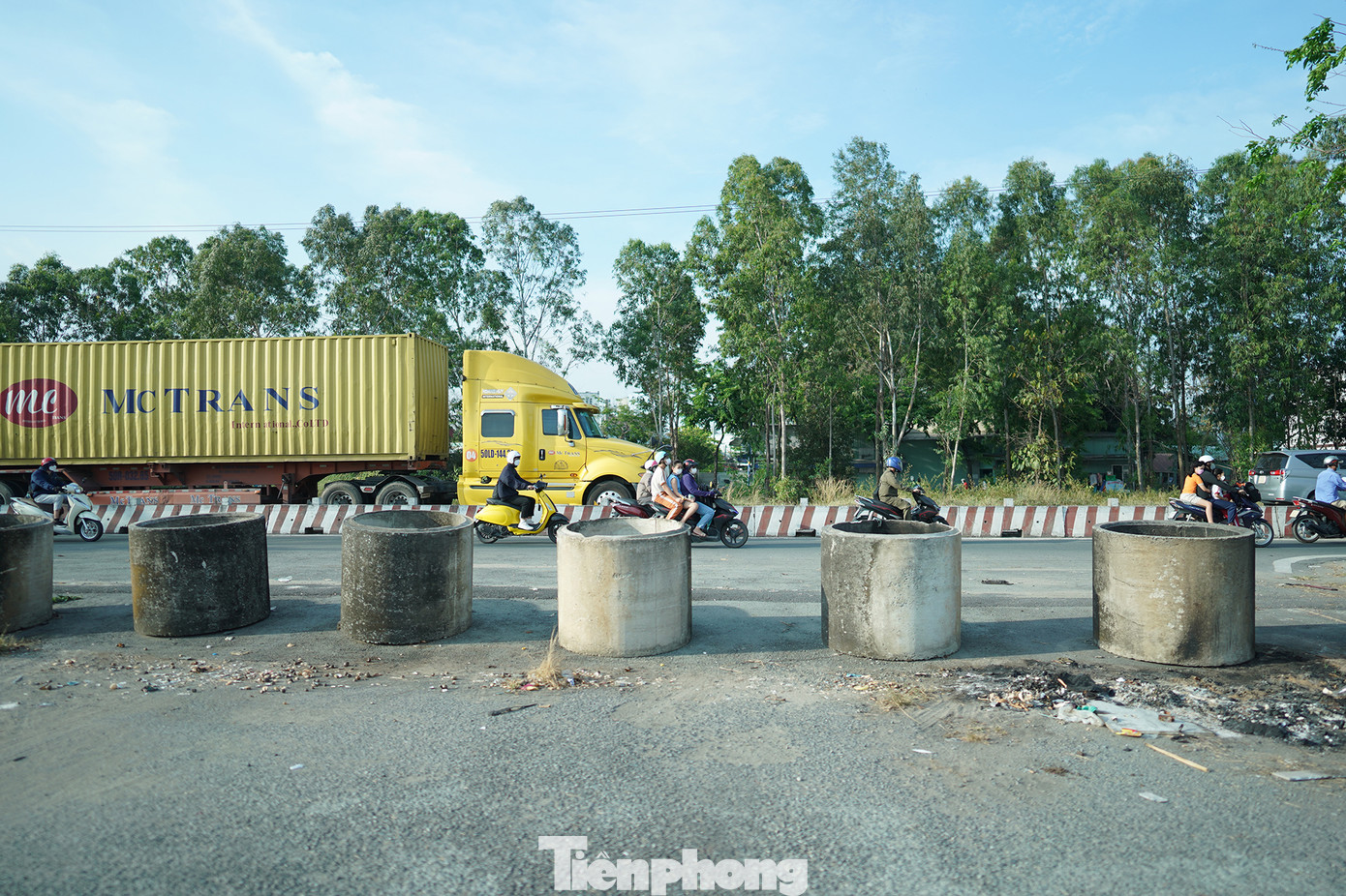 Một số đoạn vẫn chưa được đấu nối với khu dân cư, phải dùng các đoạn cống chặn lại như thế này.