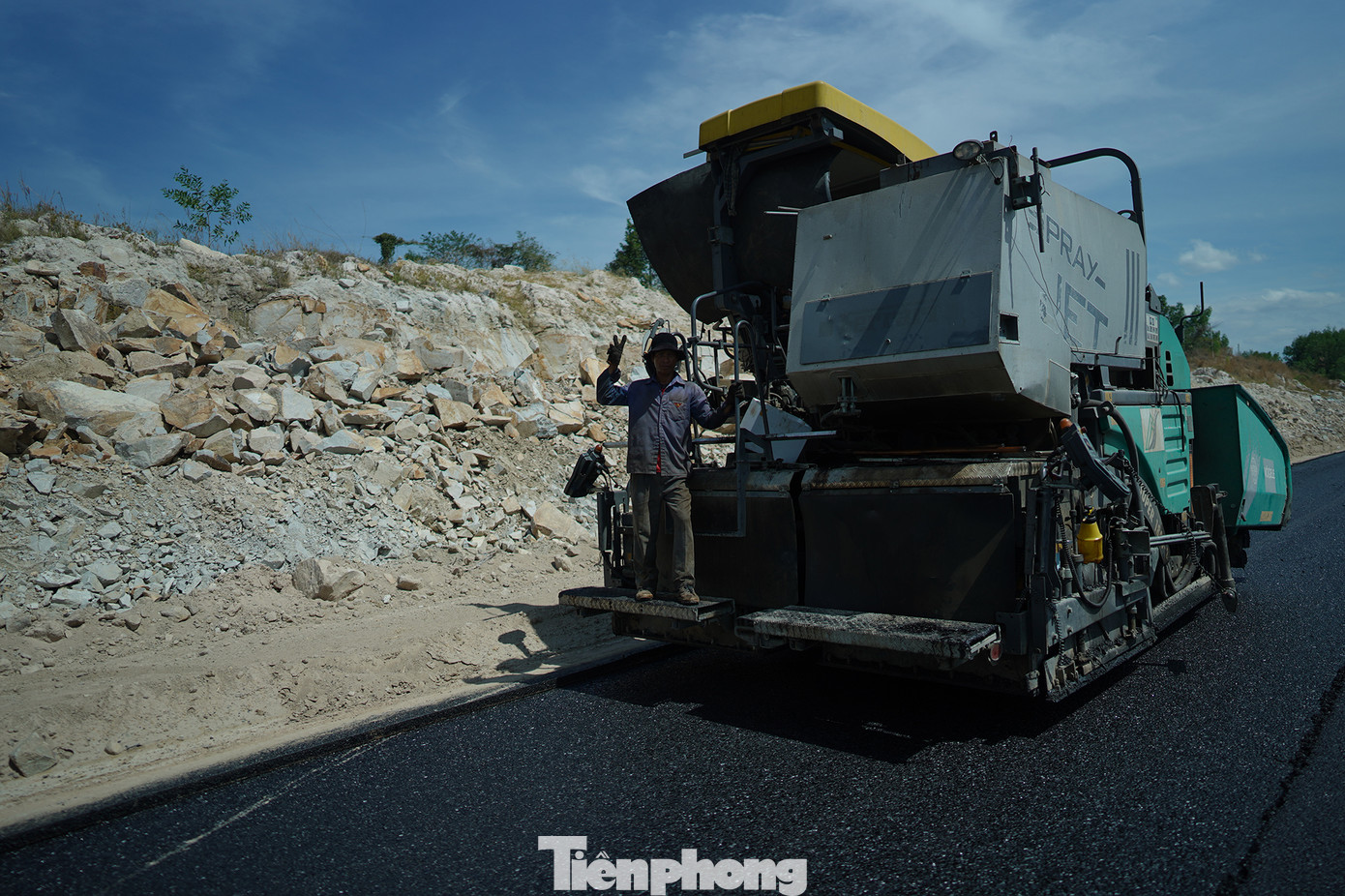 Công nhân thi công xuyên trưa trên cao tốc.