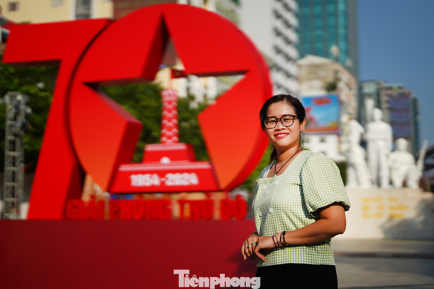 Chị Xuân Mai (áo xanh nhạt), cán bộ Sở Thông tin - Truyền thông TPHCM bị thu hút bởi các góc trưng bày trong triển lãm nên chụp khá nhiều ảnh.