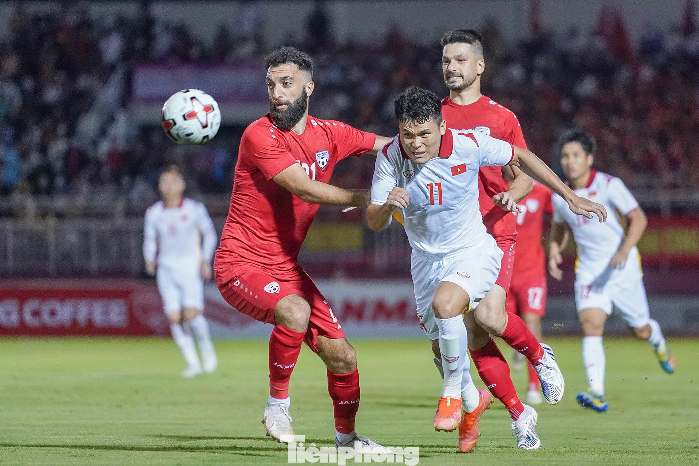 Tuấn Hải chơi năng nổ, lăng xả trước các cầu thủ có thể hình tốt của Afghanistan.