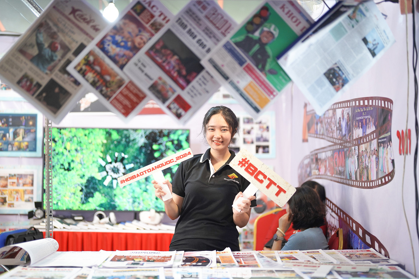 "Khi ra Hội báo, bản thân em mở mang thêm hiểu biết về nghề báo, bổ sung thêm kiến thức báo chí cho bản thân để làm hành trang cho tương lai. Em thấy hội báo mang đến cho em cảm giác ấm áp và nồng nàn hơi thở của tình đồng nghiệp vì em được giải đáp tất cả mọi thắc mắc từ các anh chị, cô chú", bạn Phạm Hoàng Khánh Vy, lớp BCCQTT K23, trường ĐH KHXHNV TPHCM chia sẻ.