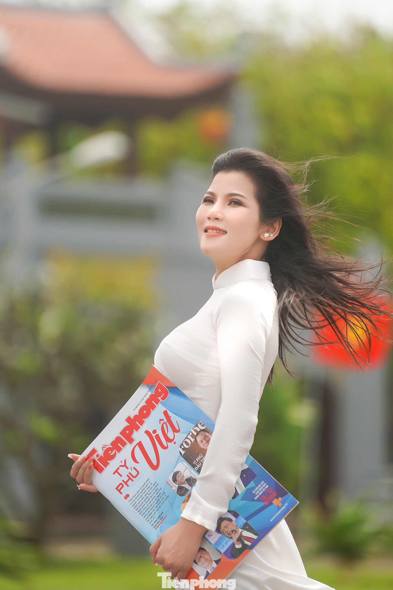 Giọng hát tốp 9 toàn quốc dòng dân ca Sao mai Tiếng hát truyền hình 2013 tự tin khoe dáng trong tà áo dài trên đảo thiêng của Tổ quốc. Giọng hát tốp 9 toàn quốc dòng dân ca Sao mai Tiếng hát truyền hình 2013 tự tin khoe dáng trong tà áo dài trên đảo thiêng của Tổ quốc.