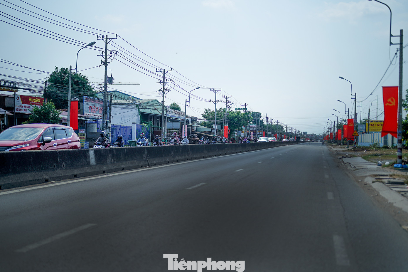 Đoạn từ ranh tỉnh Long An đến nút giao An Lạc (TPHCM) ghi nhận dòng phương tiện đối lập ở hai chiều di chuyển.