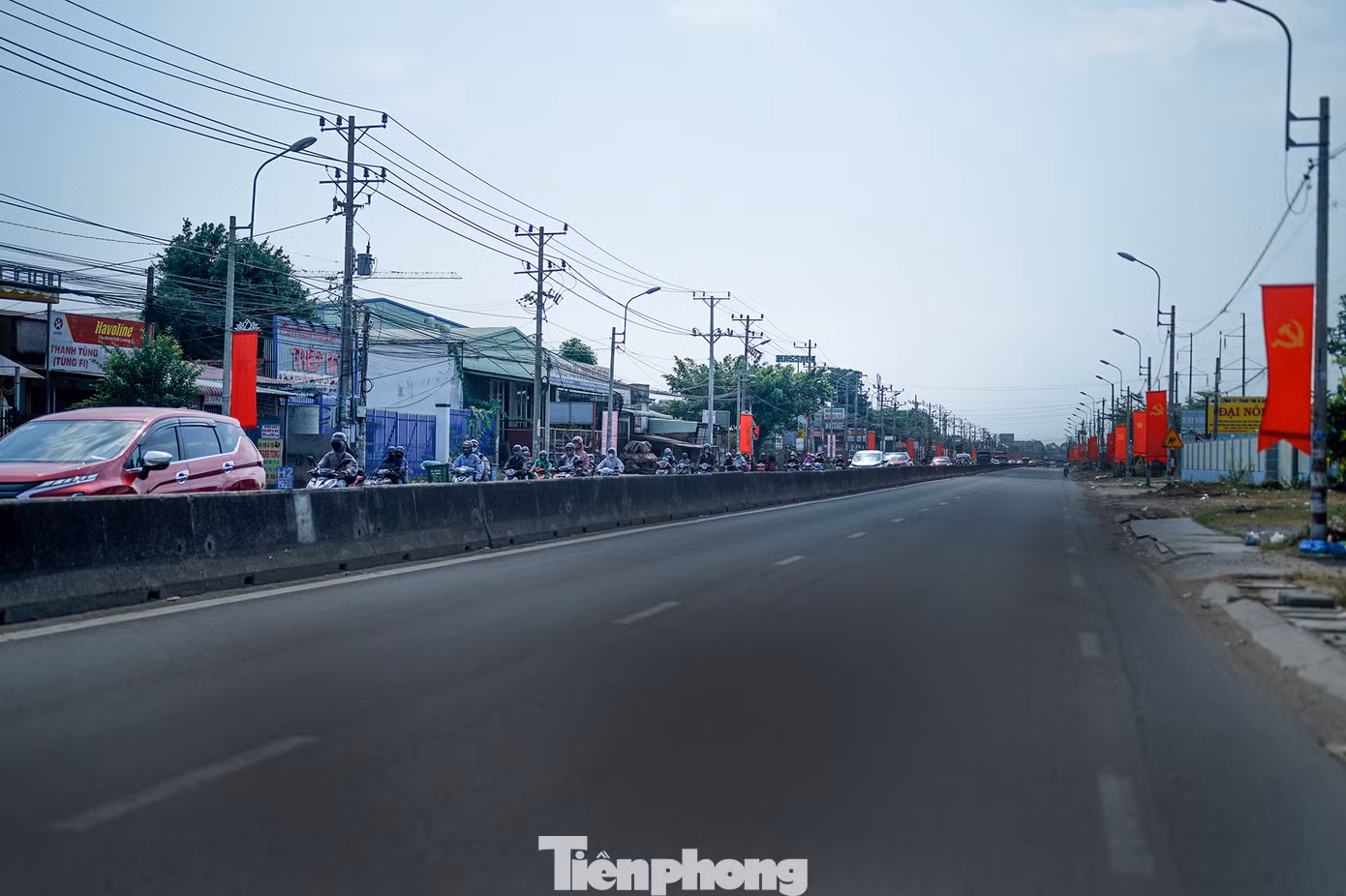 Đoạn từ ranh tỉnh Long An đến nút giao An Lạc (TPHCM) ghi nhận dòng phương tiện đối lập ở hai chiều di chuyển.