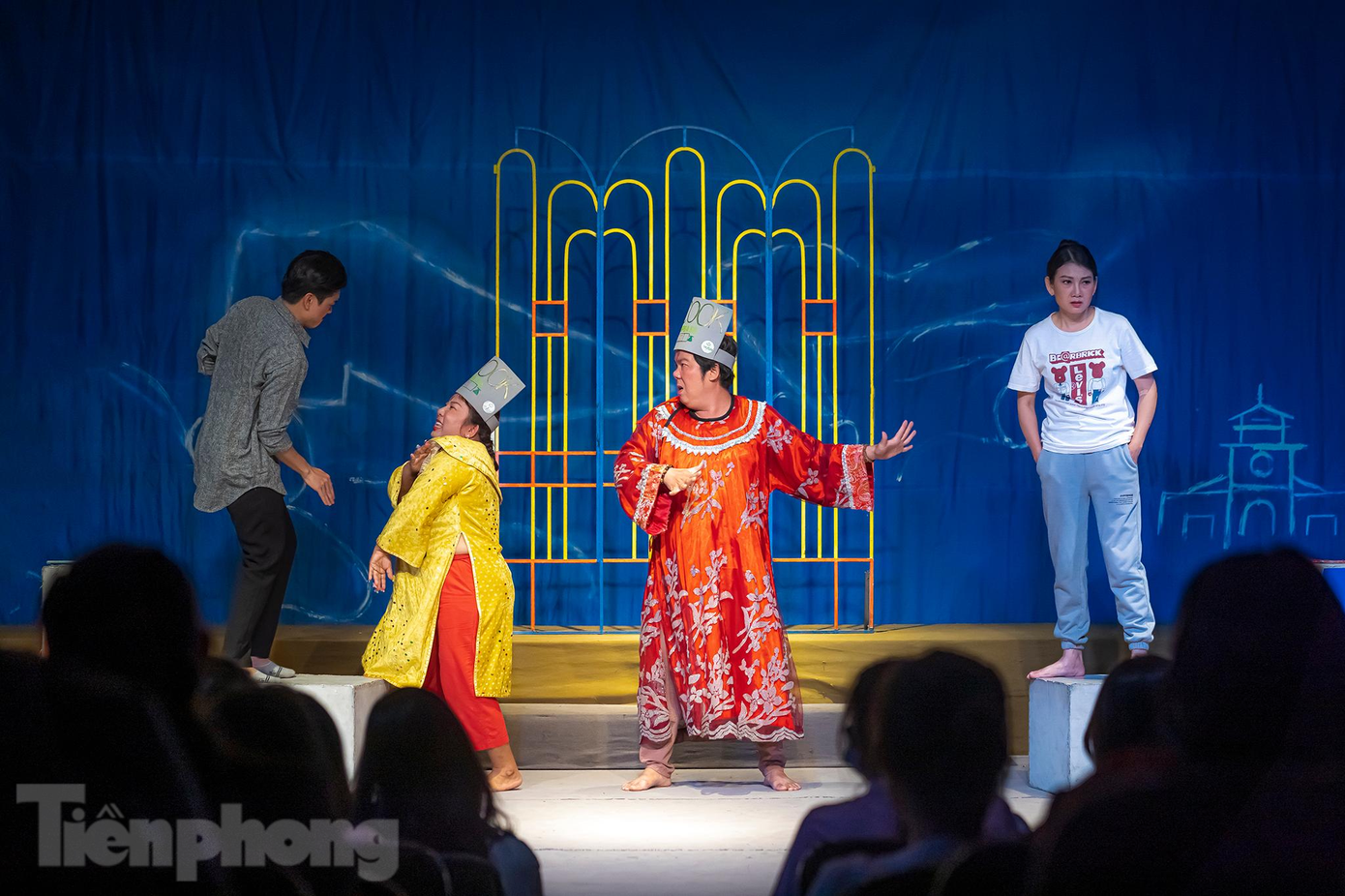 Tác phẩm khai thác đề tài không mới là hoán đổi thân xác nhưng đã tạo sự mới mẻ nhờ những mảng, miếng gây cười rất duyên. Tuấn (Lâm Nguyễn đóng) - giám đốc một công ty, rất bực bội khi mới về tới nhà đã bị vợ mình là Chi (NSƯT Mỹ Uyên) “dạy” cách làm một người chồng biết dọn dẹp chứ không chờ vợ nhúng tay vào. Mâu thuẫn lập tức nổ ra và trong lúc tranh cãi, cả hai lỡ miệng muốn hoán đổi vị trí qua lại để nếm mùi sướng - khổ của nhau. Thấy vậy ông Táo (Chánh Trực) và bà Táo (Kim Đào) liền dùng phép biến vợ thành chồng, chồng thành vợ.