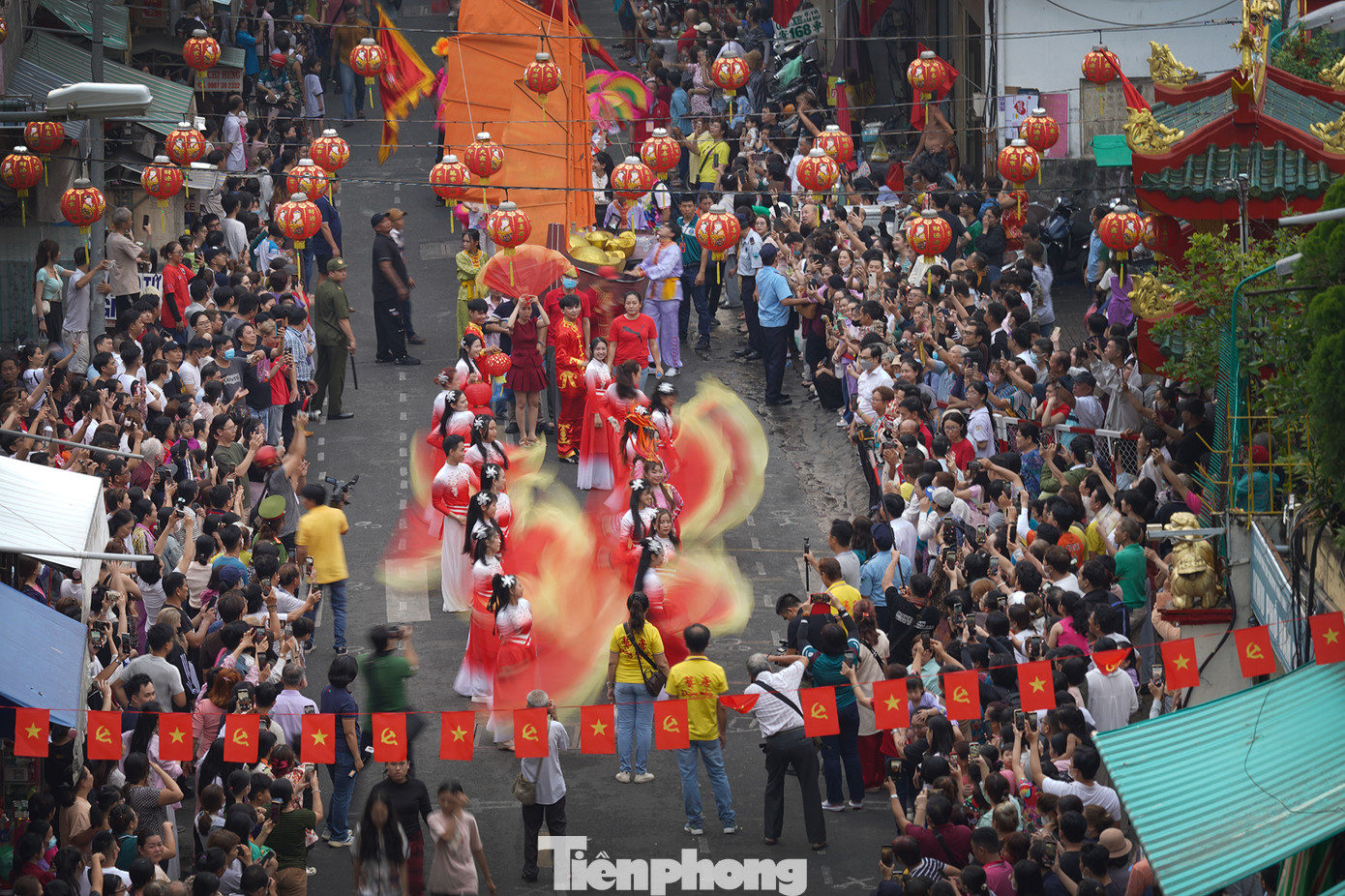 Bên cạnh các nghi lễ, các hoạt động trong Tết Nguyên tiêu thể hiện tính cộng đồng đặc trưng của đồng bào dân tộc Hoa như biểu diễn ca kịch truyền thống, Lân - Sư - Rồng, đấu đèn, đốt đèn, thưởng thức ẩm thực truyền thống, diễu hành nghệ thuật đường phố…