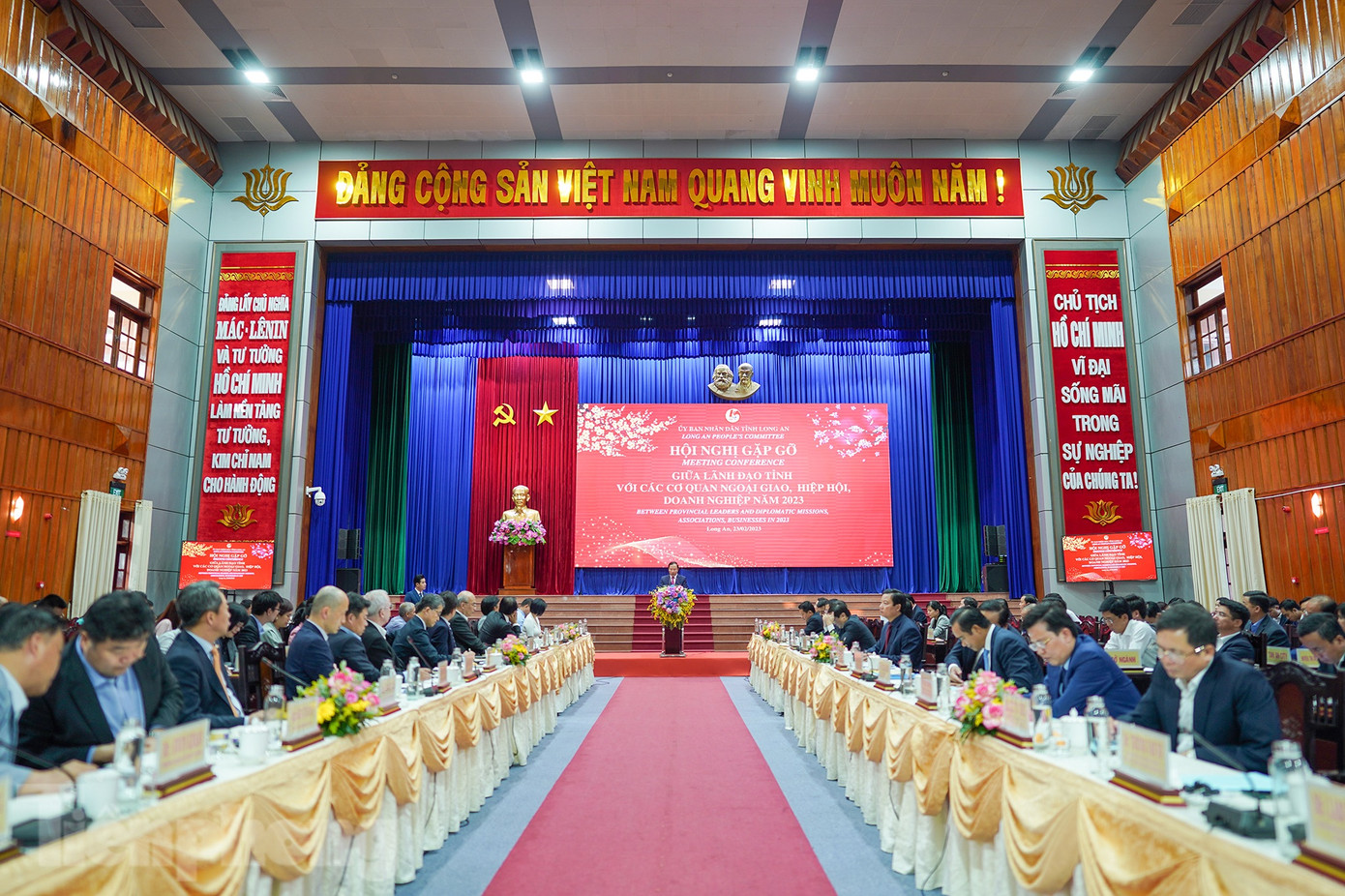 UBND tỉnh Long An đã tổ chức Hội nghị gặp gỡ giữa lãnh đạo tỉnh với các cơ quan ngoại giao, hiệp hội, doanh nghiệp năm 2023 chiều 22/2.