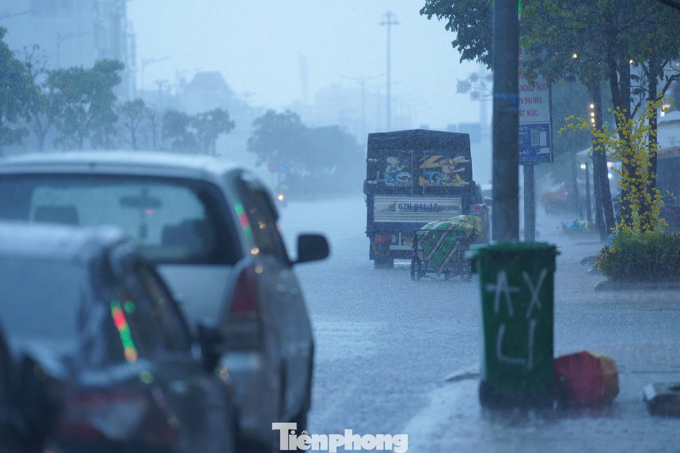 18h, trục đường Hùng Vương, nội đô TP.Tân An vẫn mưa trắng trời.