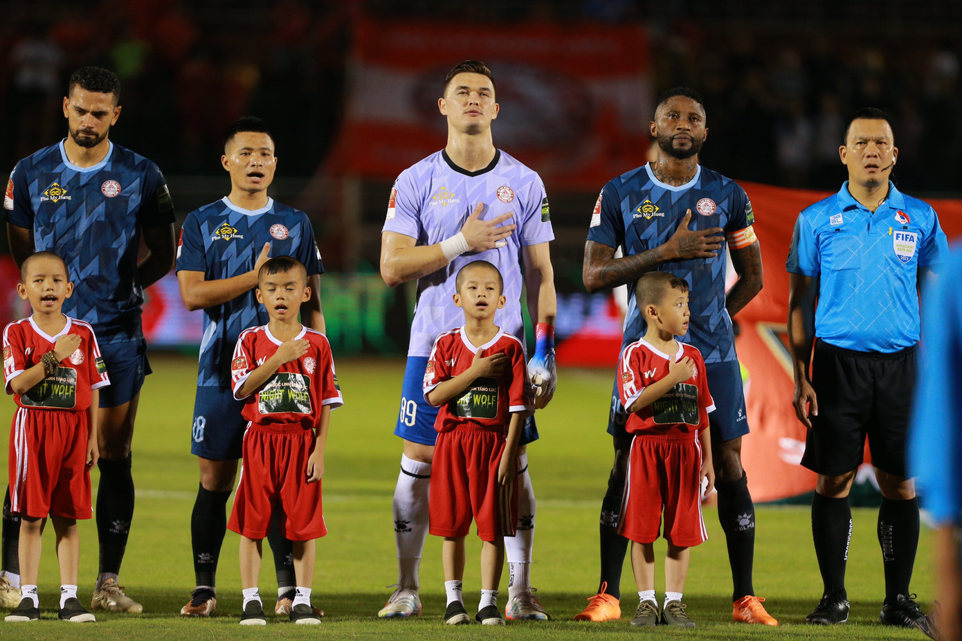 Thủ môn Patrik Lê Giang thi đấu trong đội hình chính của TPHCM theo hợp đồng cho mượn của CLB CAHN.