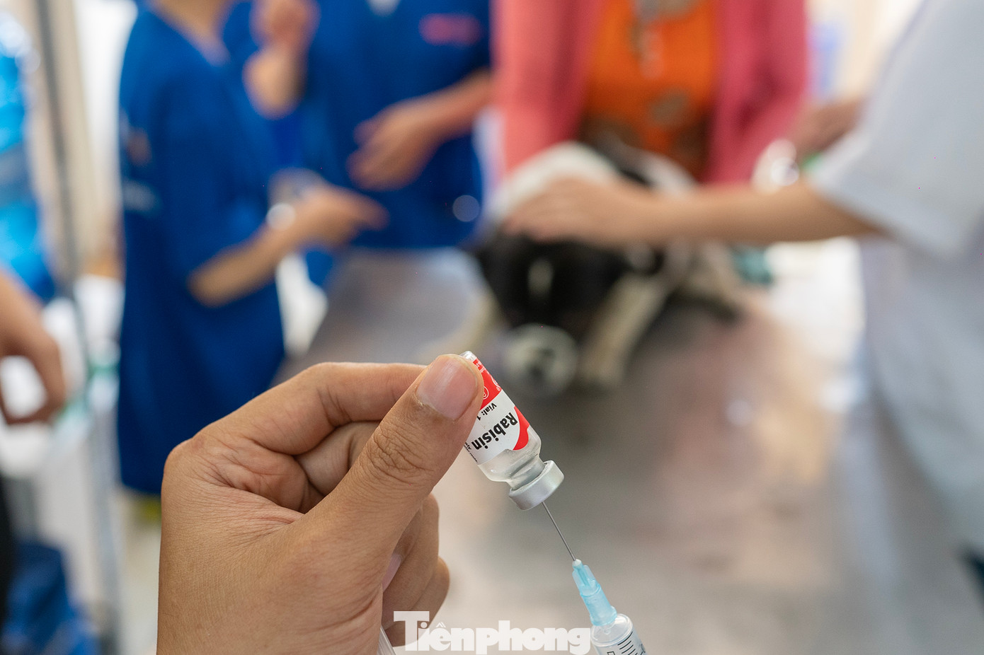 Tiến sĩ Torsten Hardge, Giám đốc Công ty Thuốc Thú Y Boehringer Ingelheim Việt Nam, chia sẻ: “Các chiến dịch tiêm phòng của chúng tôi tại huyện Đức Huệ đã chứng tỏ rằng nếu động vật khỏe mạnh thì con người cũng khỏe mạnh. Với vị thế là đơn vị hàng đầu trên thế giới trong lĩnh vực thú y, chúng tôi tự hào khi góp phần thực hiện công tác phòng chống và xoá bỏ bệnh dại tại Việt Nam”.