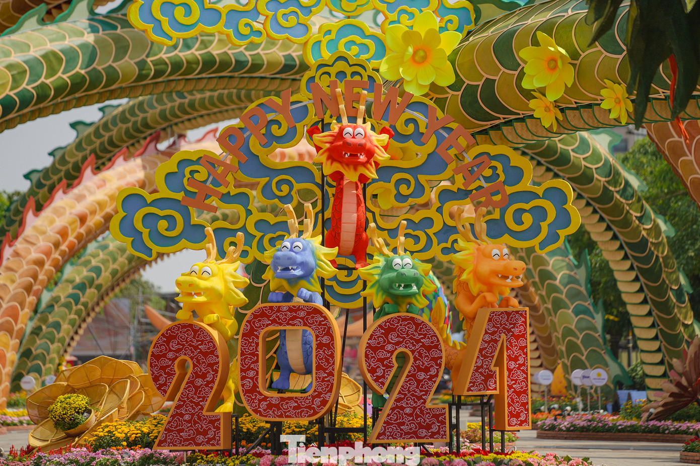 Linh vật rồng được tạo hình thân thiện với môi trường, khi hơn 90% chất liệu được sử dụng trong ốp tạo hình là mây tre và mành quạt nan. Miệng rồng ngậm viên ngọc đường kính 50cm được mô phỏng bằng mica đục, bên trong gắn đèn. Thân lưỡng long đan chéo vào nhau tạo mái trần trang trí đẹp mắt và thông thoáng cho phân đoạn một.