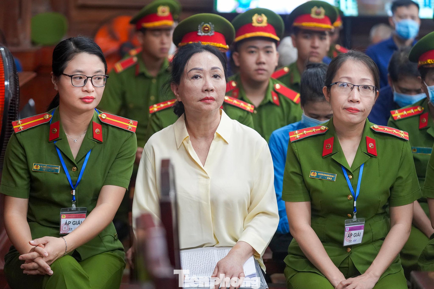 Bị cáo Trương Mỹ Lan thoáng chút mệt mỏi trước phiên xử. Trong giờ giải lao phiên xử hôm 7/3, HĐXX có nhận được đơn của bị cáo Trương Mỹ Lan và chồng là bị cáo Chu Lập Cơ (do luật sư viết thay) trình bày hiện tại còn nhiều cá nhân, tổ chức trong và ngoài nước đang nợ tiền của các bị cáo. Hai bị cáo này có nguyện vọng để con gái, đại diện cho gia đình đi thu hồi số tiền này để khắc phục hậu quả của vụ án và đề nghị HĐXX cho phép chuyển đơn của các bị cáo đến con gái để thông báo ý kiến về việc thu hồi các khoản tiền nói trên. Bị cáo Trương Mỹ Lan thoáng chút mệt mỏi trước phiên xử. Trong giờ giải lao phiên xử hôm 7/3, HĐXX có nhận được đơn của bị cáo Trương Mỹ Lan và chồng là bị cáo Chu Lập Cơ (do luật sư viết thay) trình bày hiện tại còn nhiều cá nhân, tổ chức trong và ngoài nước đang nợ tiền của các bị cáo. Hai bị cáo này có nguyện vọng để con gái, đại diện cho gia đình đi thu hồi số tiền này để khắc phục hậu quả của vụ án và đề nghị HĐXX cho phép chuyển đơn của các bị cáo đến con gái để thông báo ý kiến về việc thu hồi các khoản tiền nói trên.