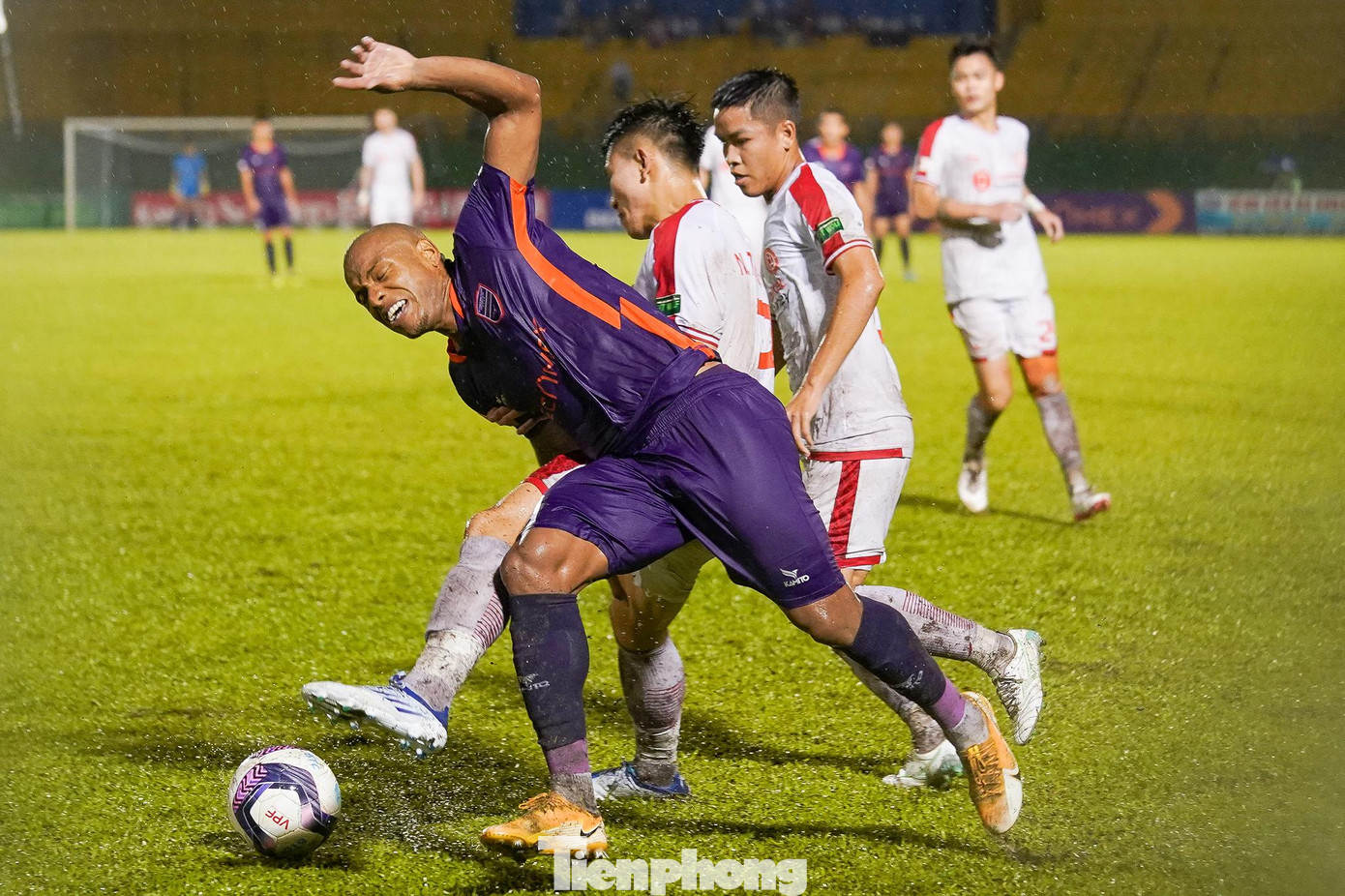 Thậm chí vòng 14 họ thua đậm Bình Định với tỷ số 1-4, nên đây sẽ là một thách thức cực lớn với thầy trò HLV Lư Đình Tuấn khi đối đầu với đội khách Viettel đang rất hưng phấn do vừa có 3 trận thắng liên tiếp. Thậm chí vòng 14 họ thua đậm Bình Định với tỷ số 1-4, nên đây sẽ là một thách thức cực lớn với thầy trò HLV Lư Đình Tuấn khi đối đầu với đội khách Viettel đang rất hưng phấn do vừa có 3 trận thắng liên tiếp.