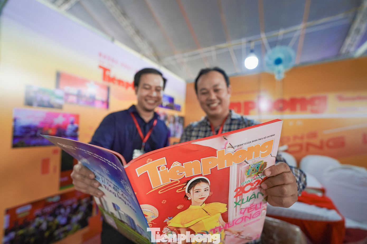 "Ngày hội lớn của báo chí Việt Nam, việc kiểm tra, lựa chọn các ấn phẩm mới nhất, chỉn chu nhất, không có các chi tiết lỗi kỹ thuật được chúng tôi rà soát kỹ từng trang ấn phẩm", anh Minh Tuấn, bộ phận phát hành của báo Tiền Phong cho biết.