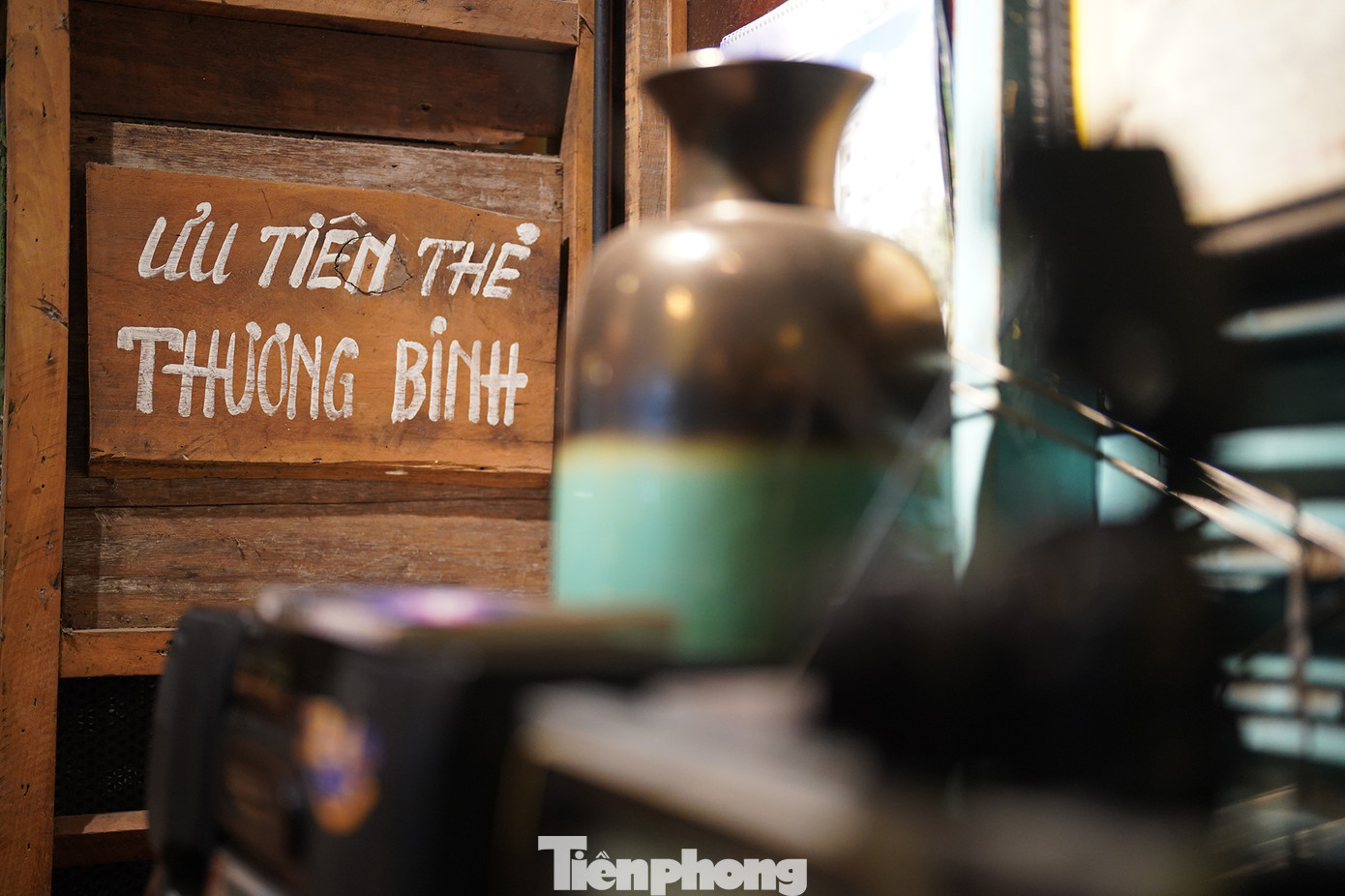 Đi vào quán, dù là khách trẻ tuổi cũng bị thu hút từ những chiếc tem phiếu xưa, xe cổ, đồng hồ cổ, những con phố Hà Nội thu nhỏ.