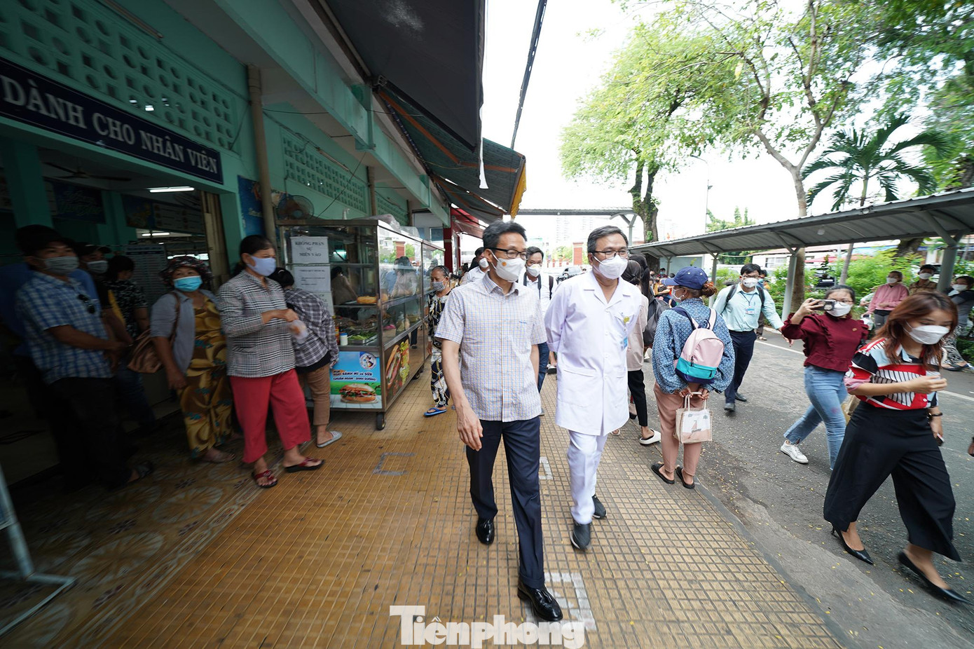 Phó Thủ tướng Vũ Đức Đam thị sát các khu vực dịch vụ của Bệnh viện Bệnh Nhiệt đới.