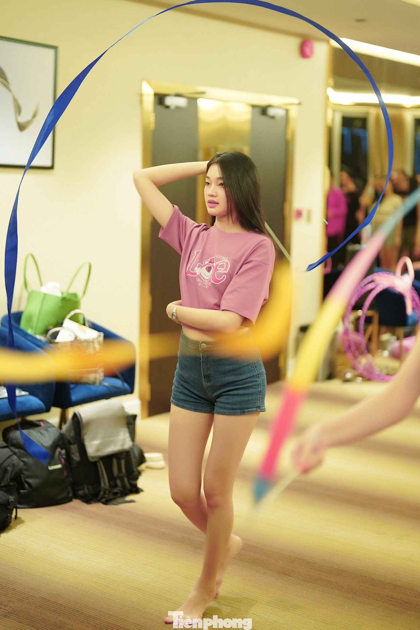 Sau buổi học tạo dáng cùng huấn luyện viên catwalk Tuyết Như, Bé Quyên và các thí sinh của Hoa hậu Việt Nam tiếp tục tập luyện cùng đạo cụ thể thao. Điểm đặc biệt của người đẹp sinh năm 2001 là cô không quá gồng trong các buổi buổi diễn nhưng vẫn có sức hút nhất định.