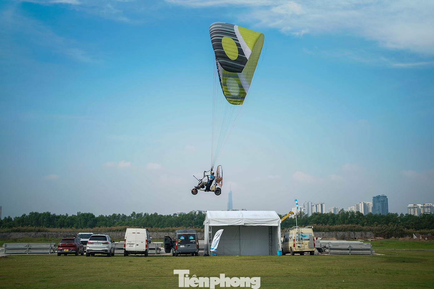 Buổi sáng sớm, khi sương còn chưa tan, không khí TPHCM còn dịu mát thì những lượt cất, hạ cánh dù lượn luôn mang lại cảm giác sảng khoái cho du khách.