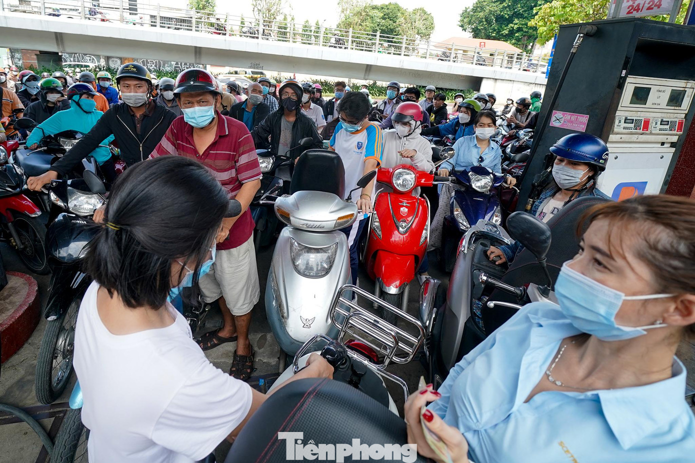 Người bên trong "khu phong toả" của cây xăng này cũng chẳng sung sướng gì hơn, ai nấy cũng đều mệt mỏi.