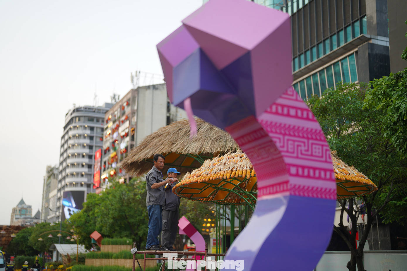 Theo BTC, đường hoa Nguyễn Huệ thực hiện gần 90% tiến độ.