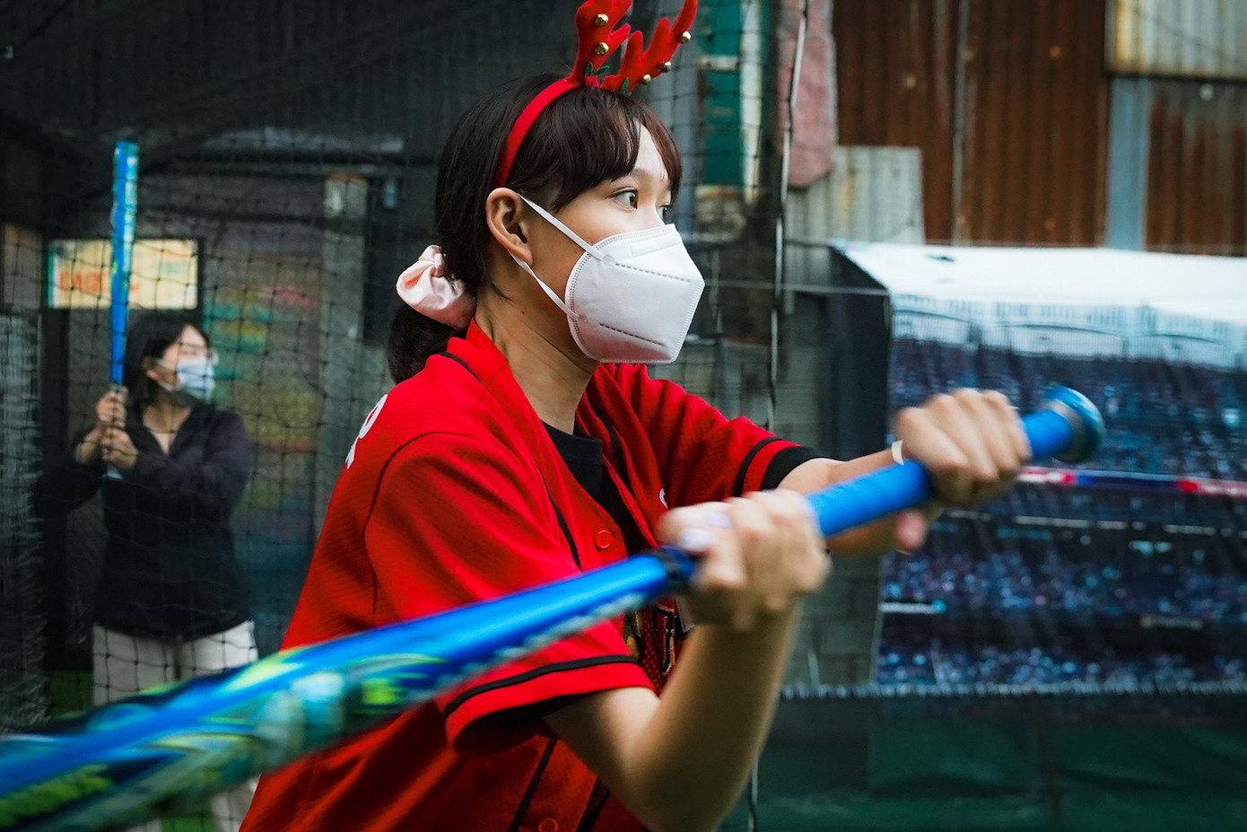 Bạn Phạm Thuỵ Phương Nghi (ngụ ở quận 7) trong trang phục đậm chất Noel đang tập trung vào những quả bóng đầu tiên. Phương Nghi cho biết rất thích chơi môn thể thao này vì có thể giúp bản thân lấy lại năng lượng sau một tuần làm việc căng thẳng.