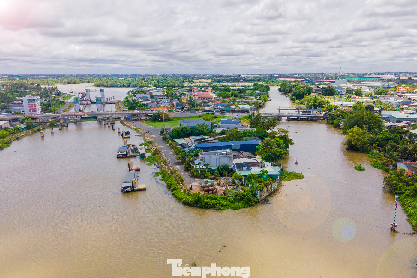 Bên phải là cống Rạch Chanh, bên trái là âu tàu Rạch Chanh.
