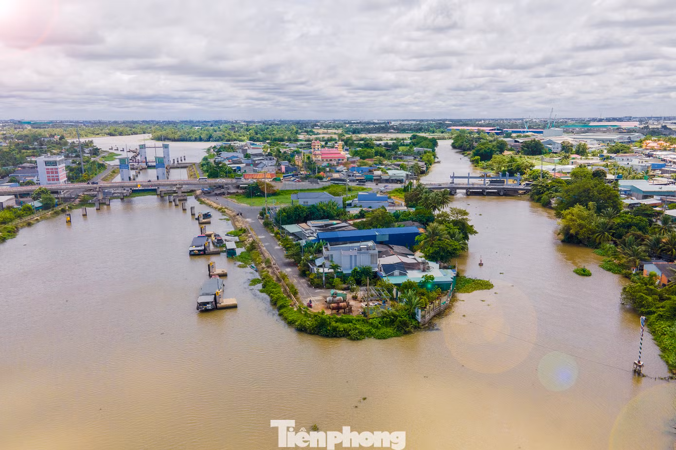 Bên phải là cống Rạch Chanh, bên trái là âu tàu Rạch Chanh được đưa vào vận hành gần 10 năm qua.